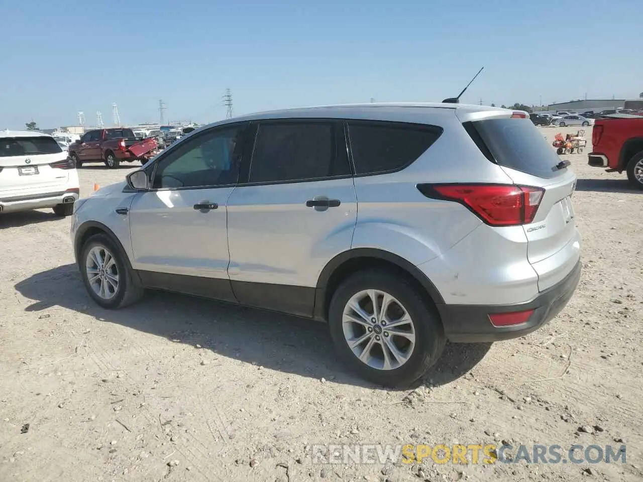 2 fotografías del automóvil dañado 1FMCU0F70KUC03130 FORD ESCAPE 2019