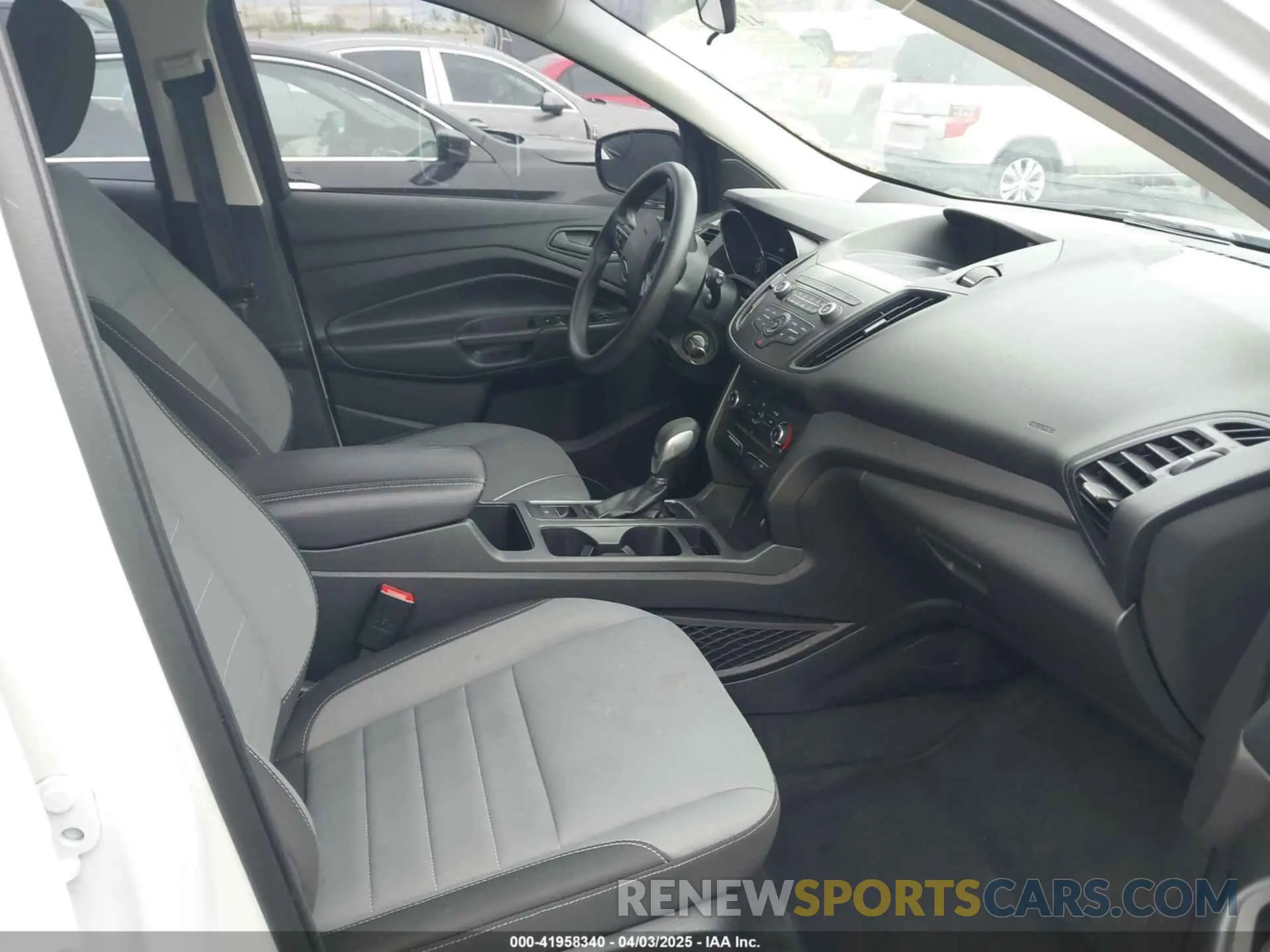 5 fotografías del automóvil dañado 1FMCU0F71KUB99590 FORD ESCAPE 2019