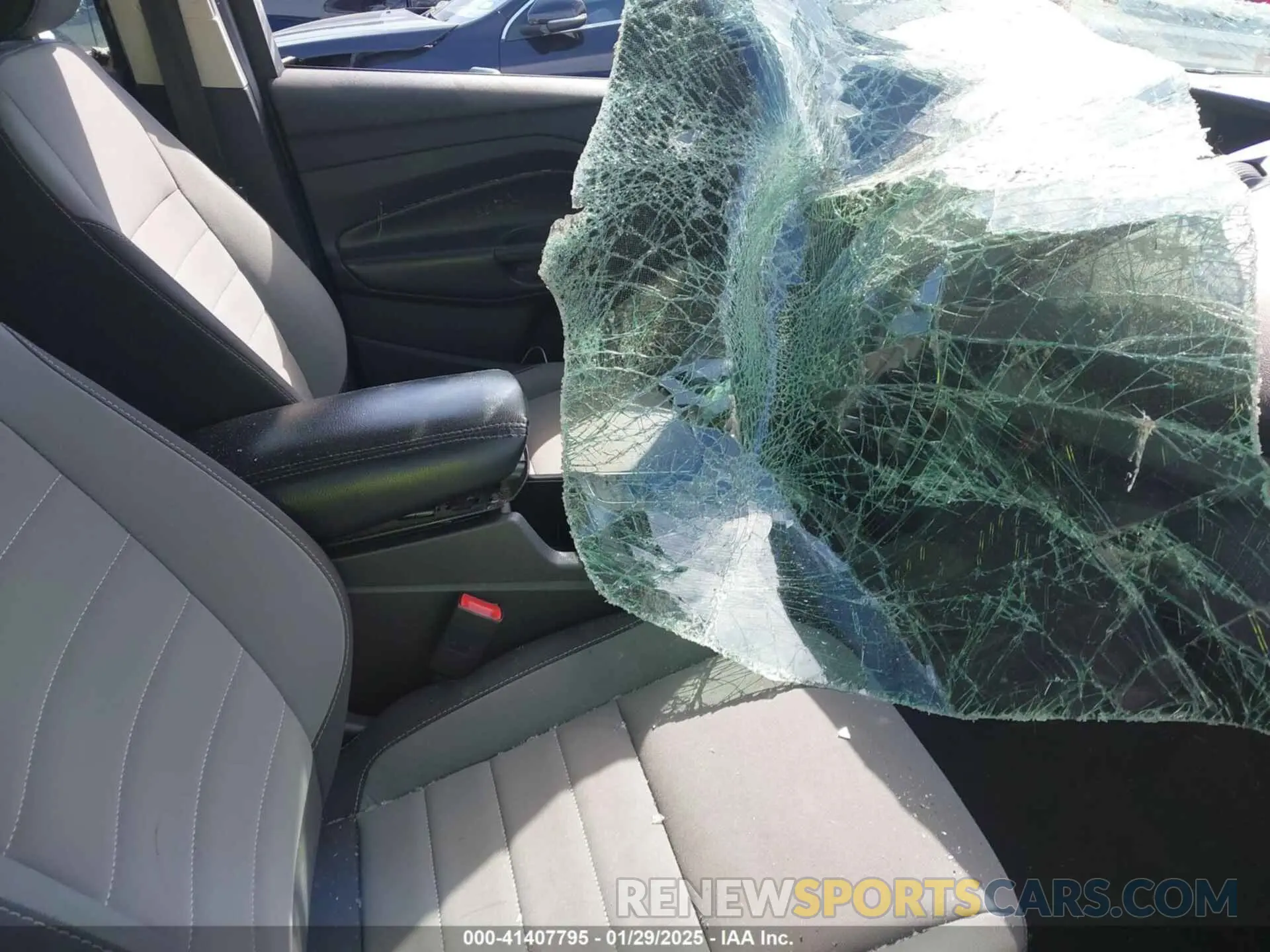 5 fotografías del automóvil dañado 1FMCU0F73KUC57358 FORD ESCAPE 2019