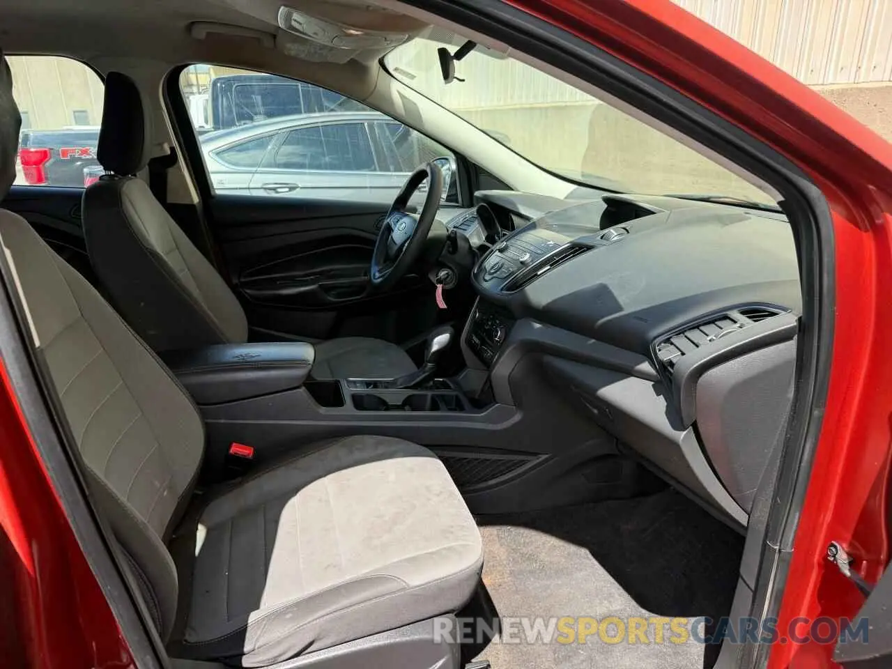 5 fotografías del automóvil dañado 1FMCU0F76KUB78010 FORD ESCAPE 2019