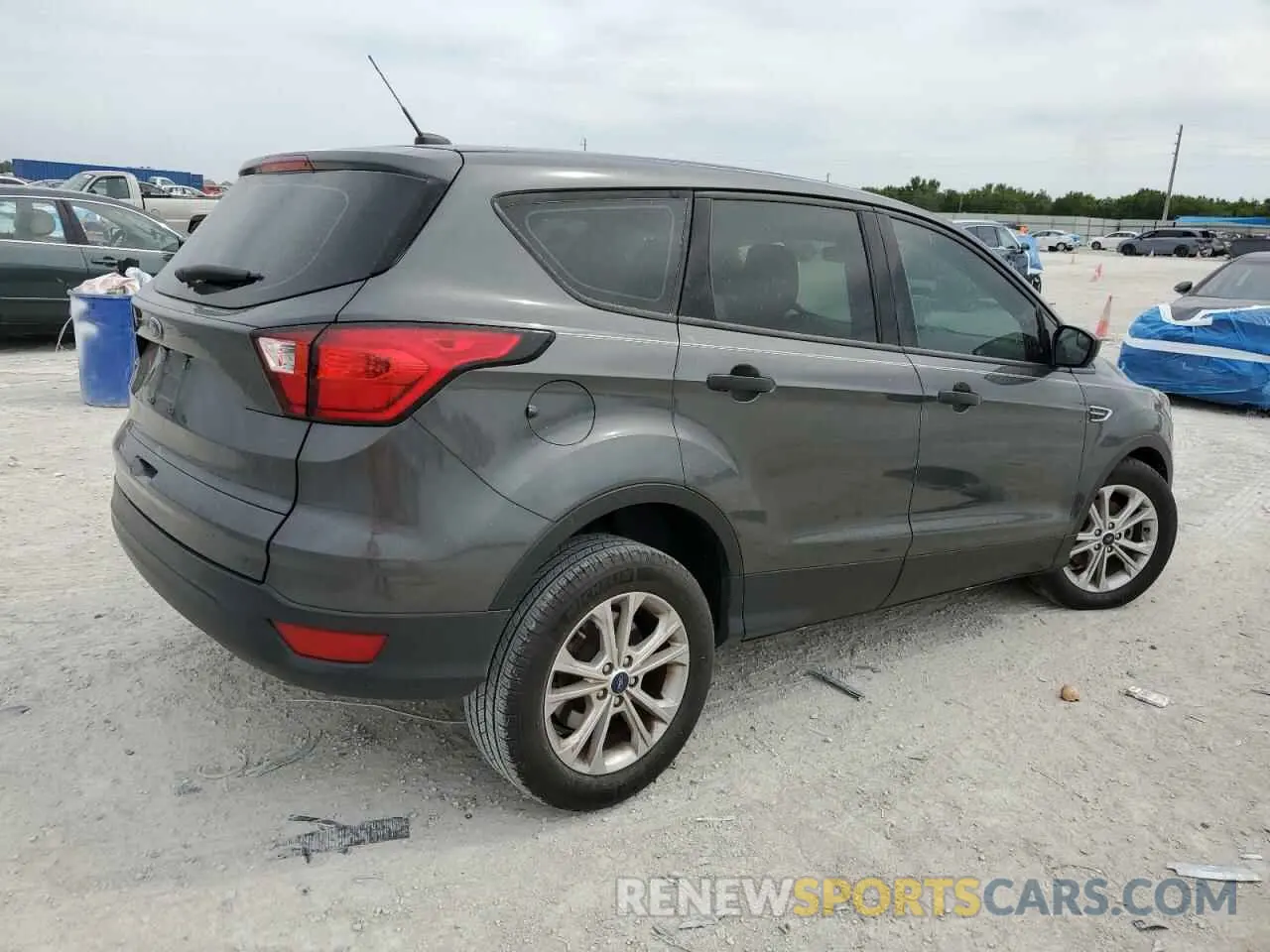 3 fotografías del automóvil dañado 1FMCU0F79KUA90102 FORD ESCAPE 2019
