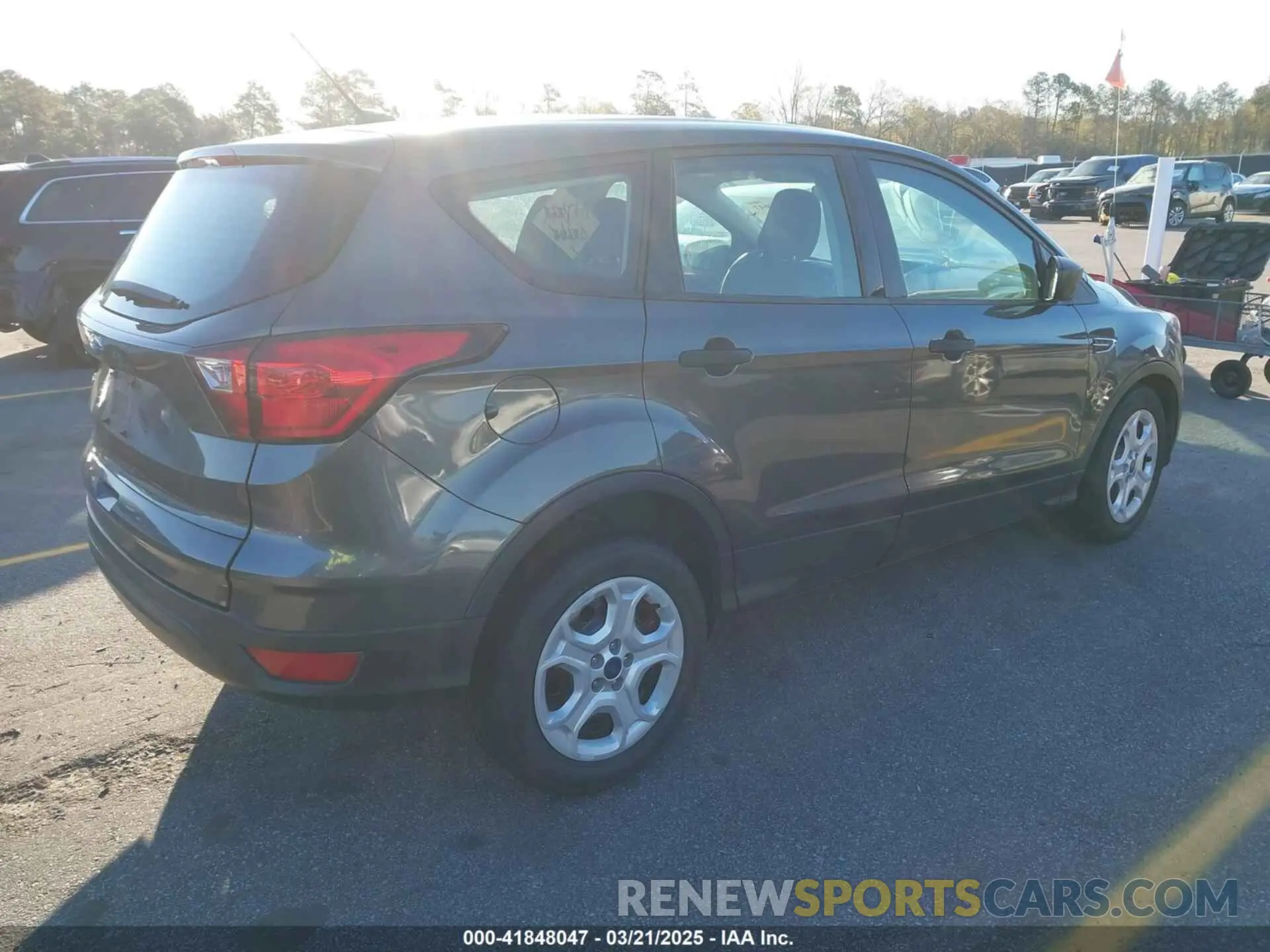 4 fotografías del automóvil dañado 1FMCU0F7XKUB93769 FORD ESCAPE 2019