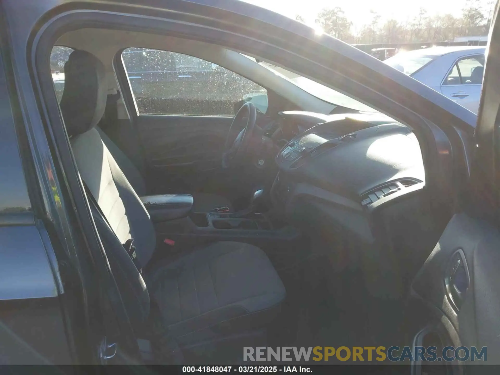 5 fotografías del automóvil dañado 1FMCU0F7XKUB93769 FORD ESCAPE 2019
