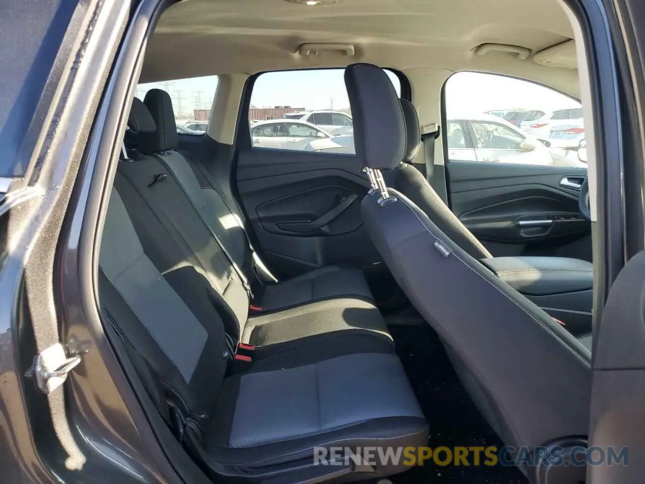 10 fotografías del automóvil dañado 1FMCU0GD0KUA30813 FORD ESCAPE 2019