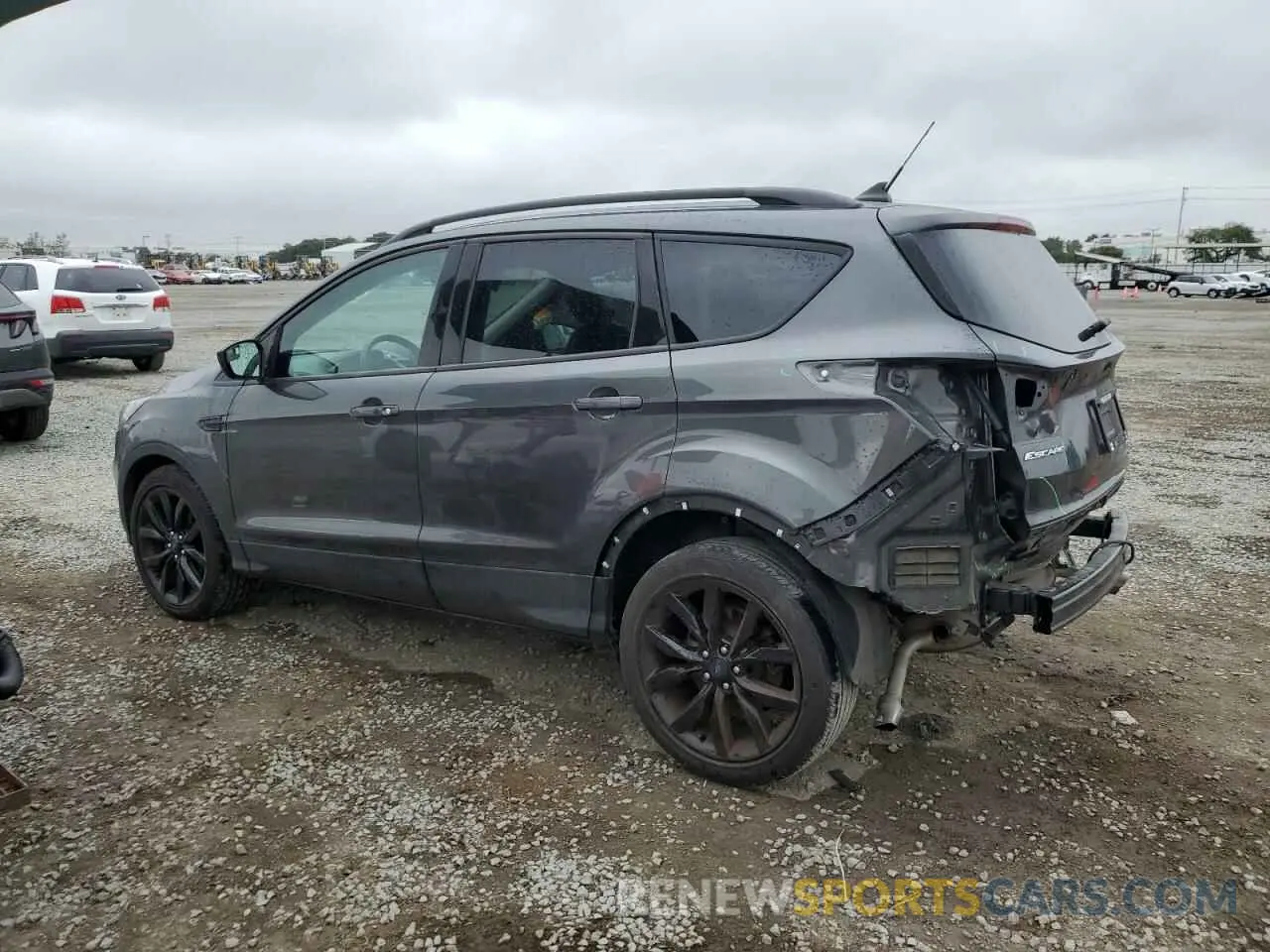 2 fotografías del automóvil dañado 1FMCU0GD0KUA80546 FORD ESCAPE 2019