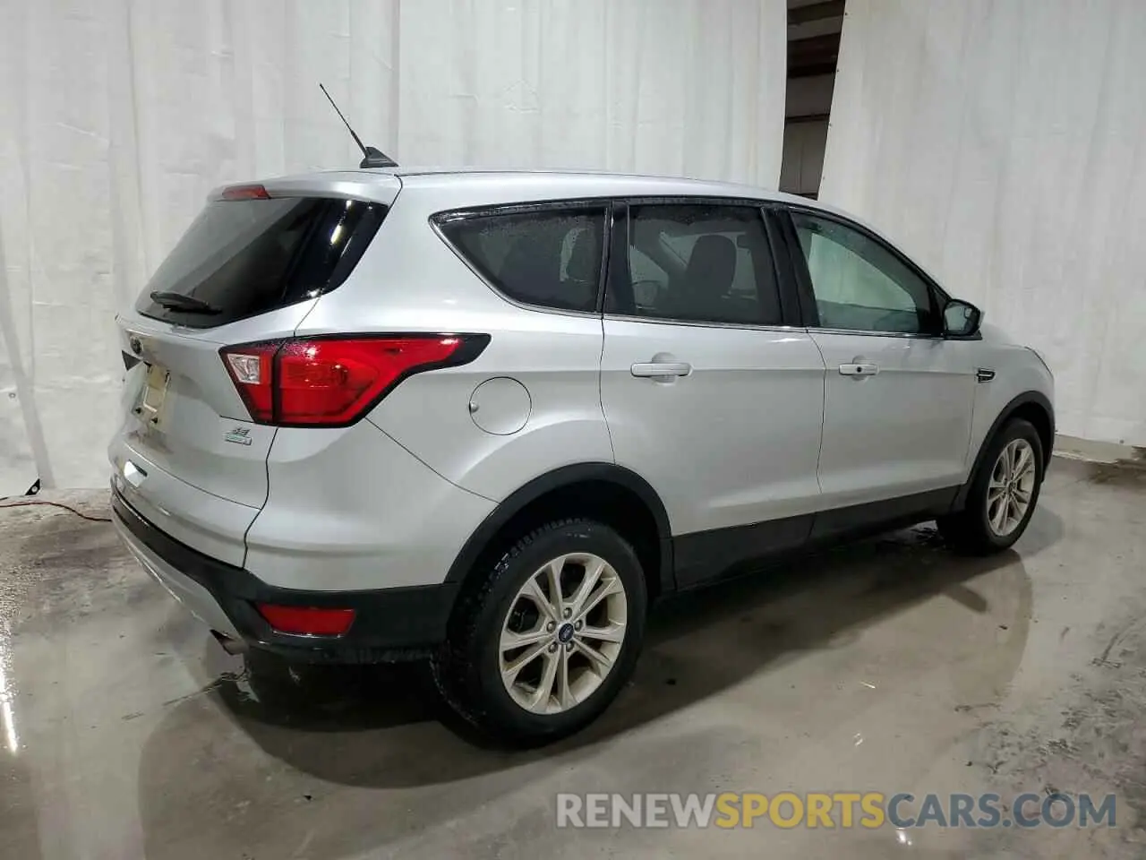 3 fotografías del automóvil dañado 1FMCU0GD0KUB31057 FORD ESCAPE 2019