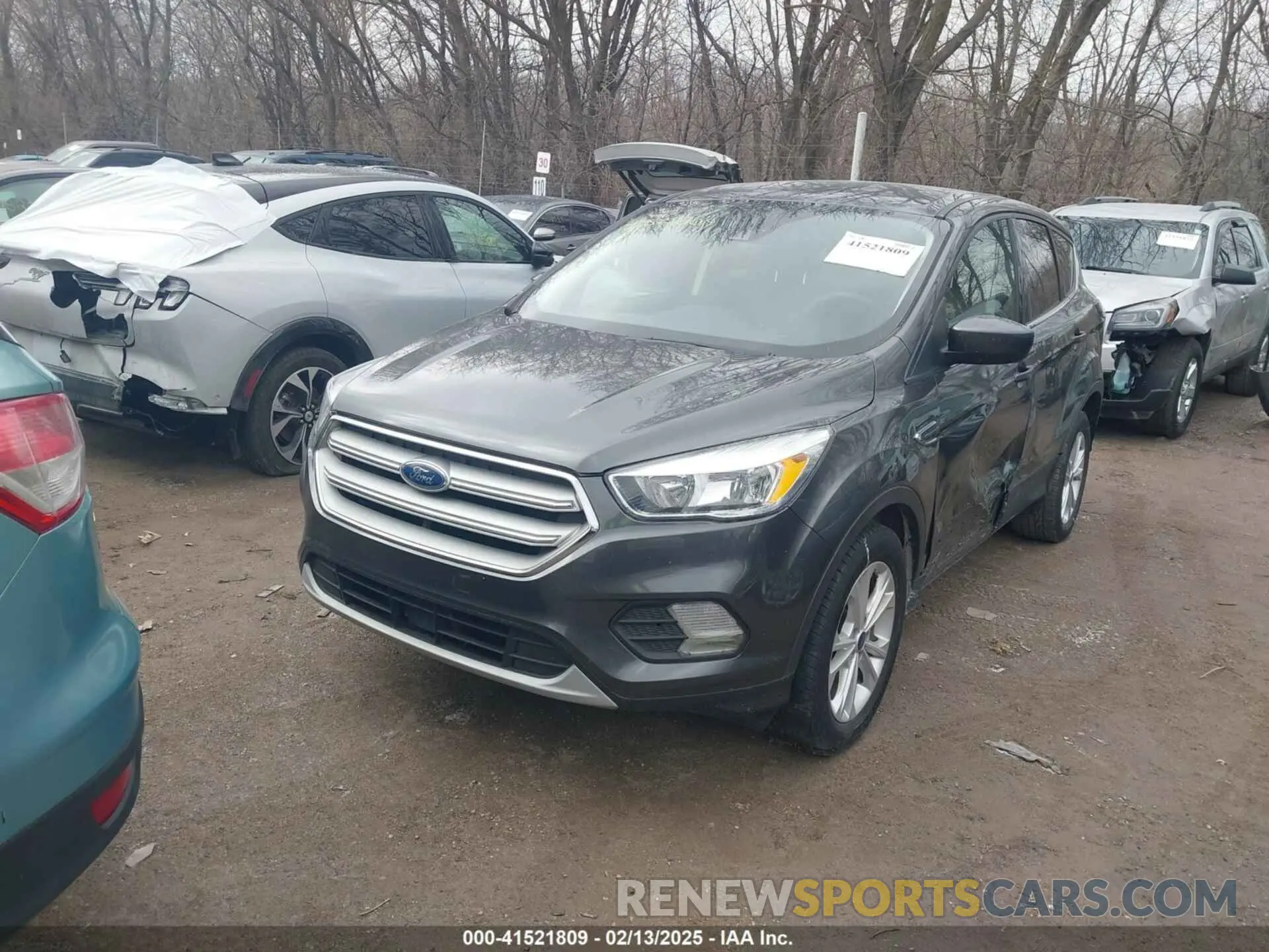 2 fotografías del automóvil dañado 1FMCU0GD0KUB32385 FORD ESCAPE 2019