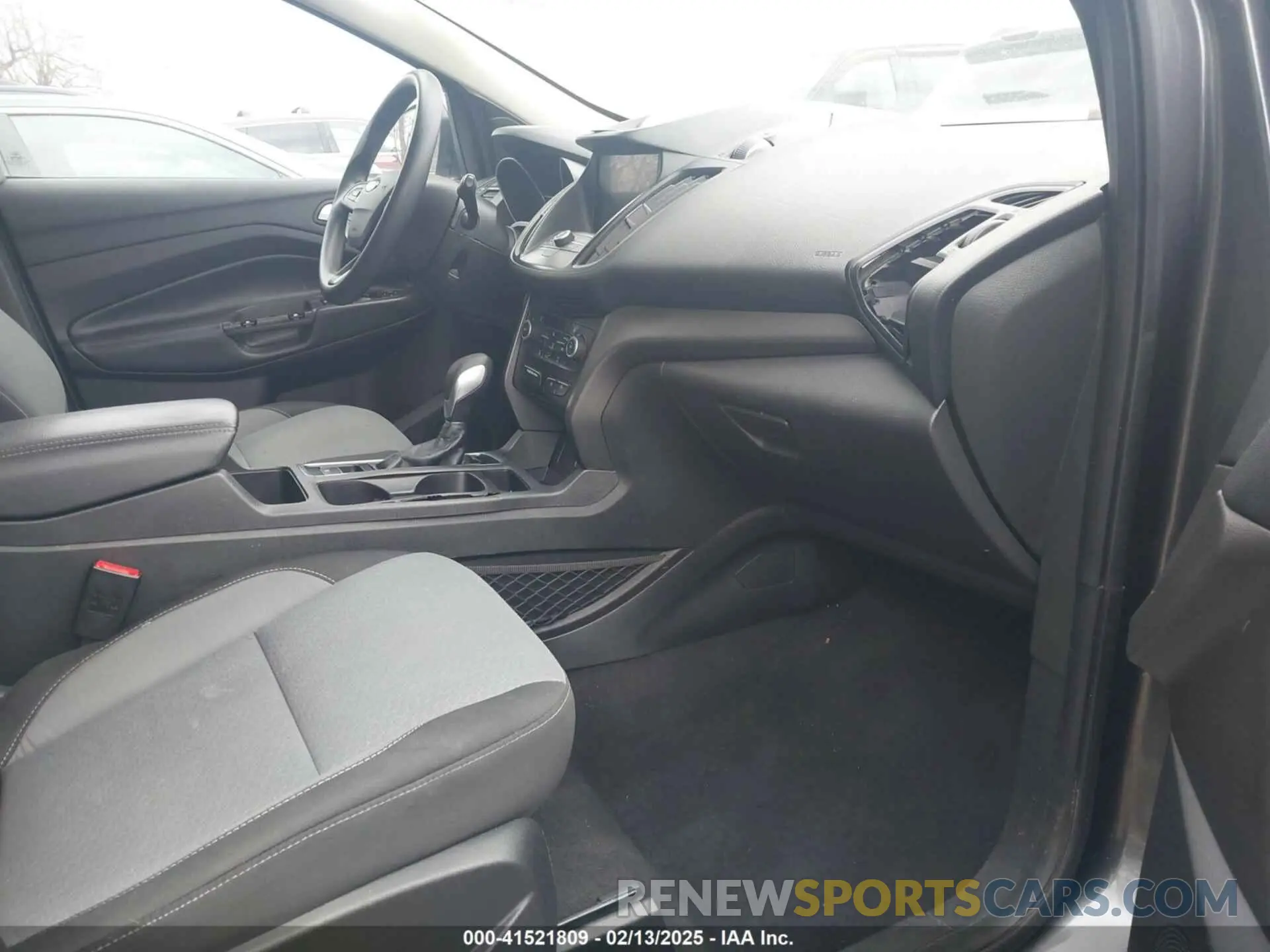 5 fotografías del automóvil dañado 1FMCU0GD0KUB32385 FORD ESCAPE 2019