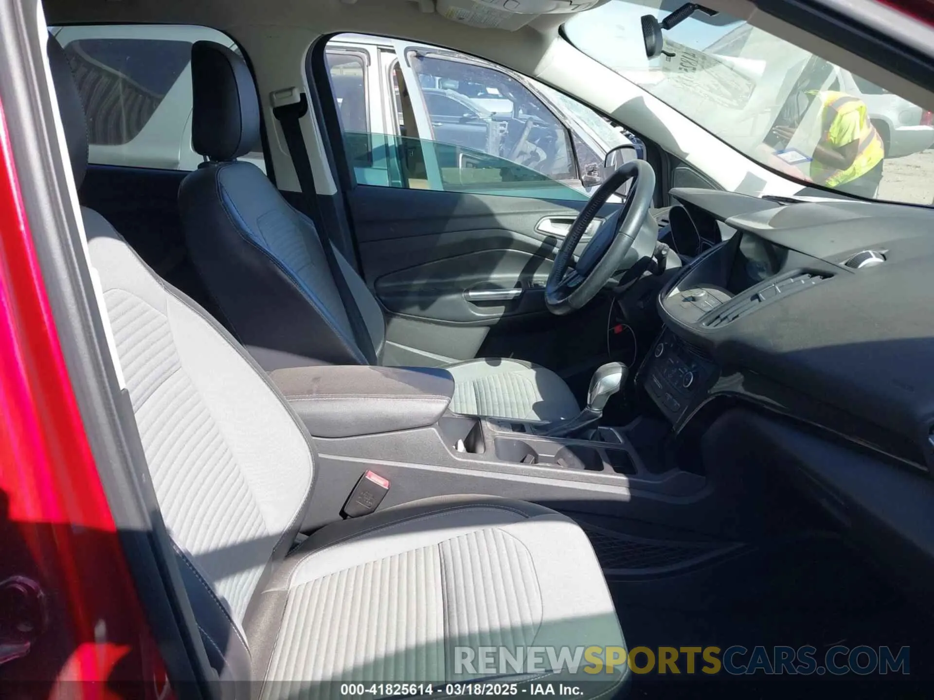 5 fotografías del automóvil dañado 1FMCU0GD1KUA17486 FORD ESCAPE 2019