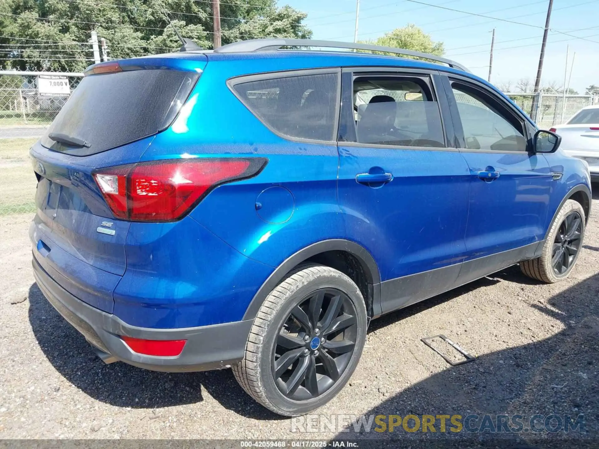 4 fotografías del automóvil dañado 1FMCU0GD1KUB00318 FORD ESCAPE 2019