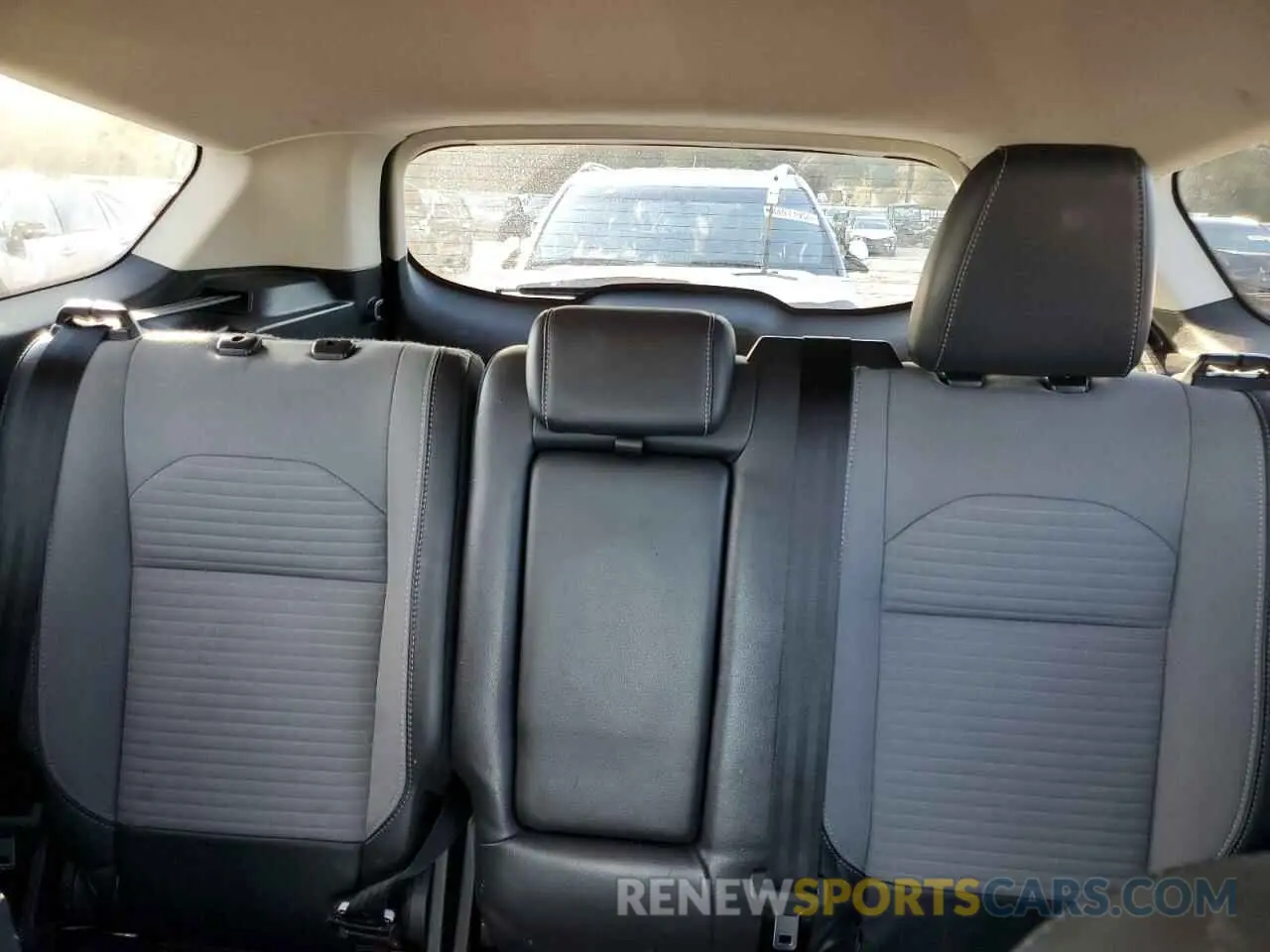10 fotografías del automóvil dañado 1FMCU0GD1KUB14137 FORD ESCAPE 2019