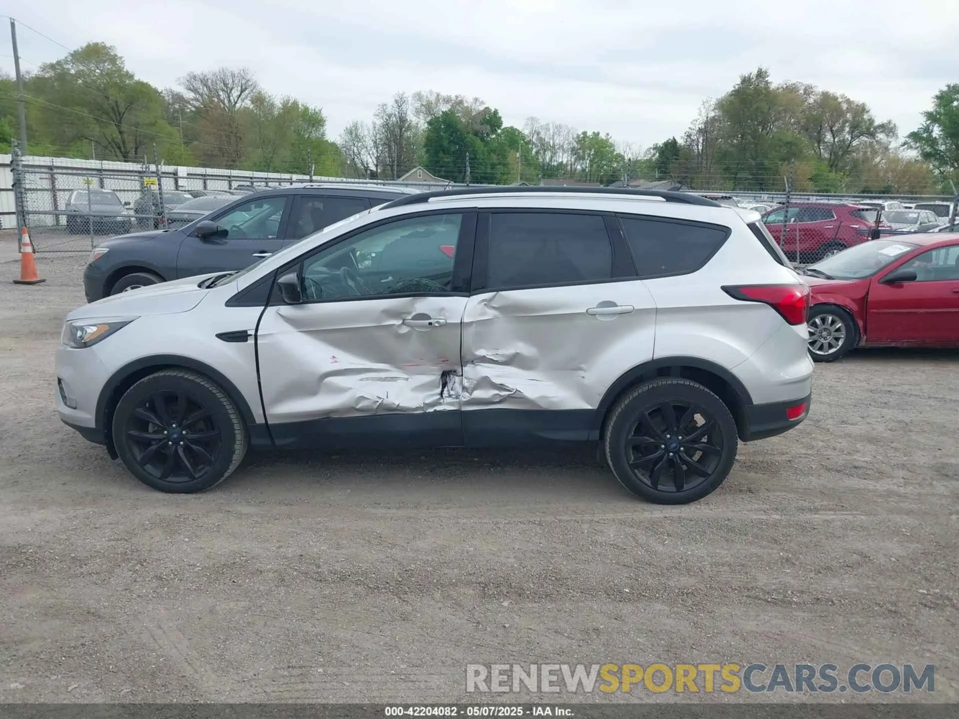14 fotografías del automóvil dañado 1FMCU0GD1KUB64049 FORD ESCAPE 2019