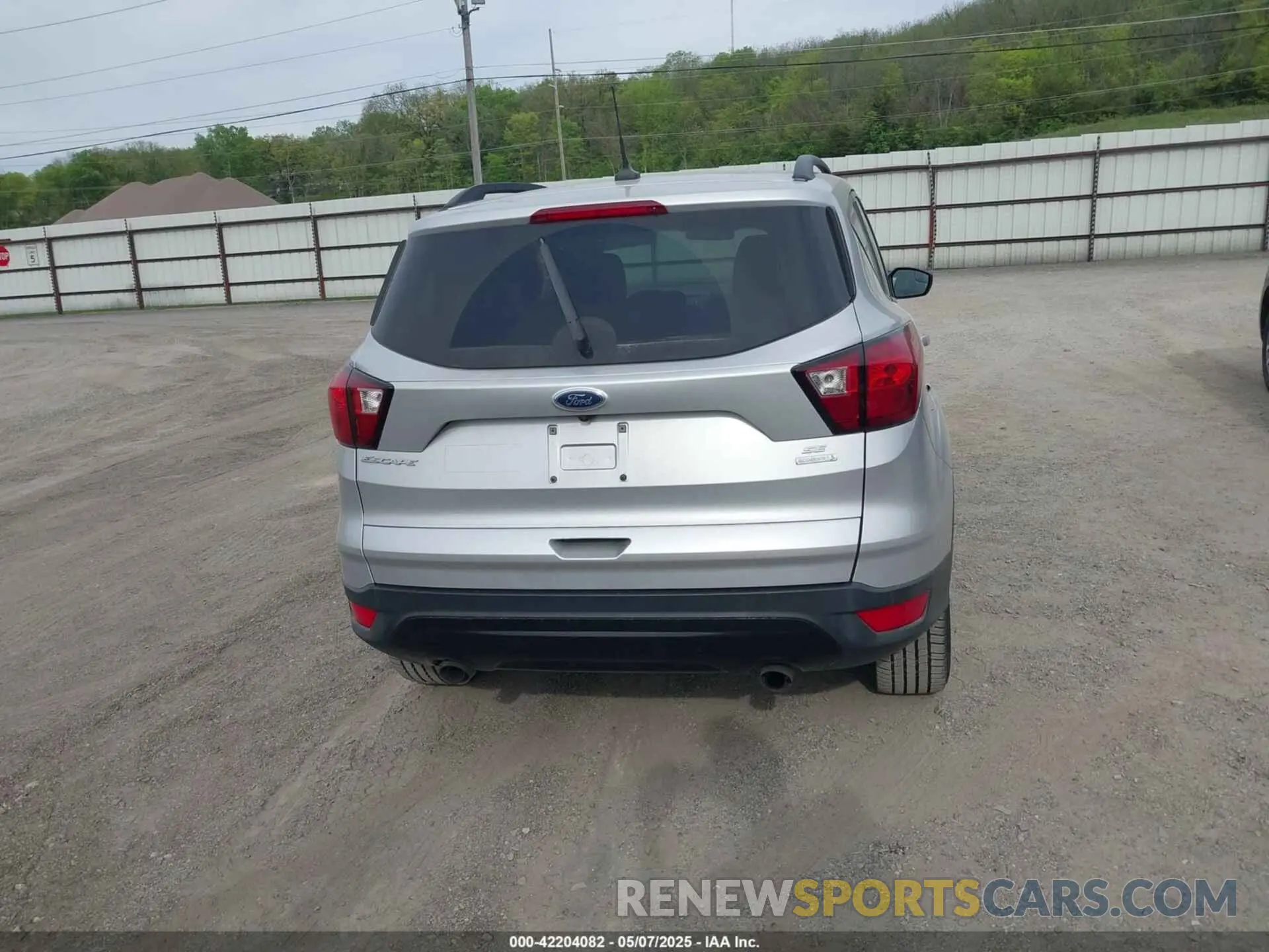 16 fotografías del automóvil dañado 1FMCU0GD1KUB64049 FORD ESCAPE 2019