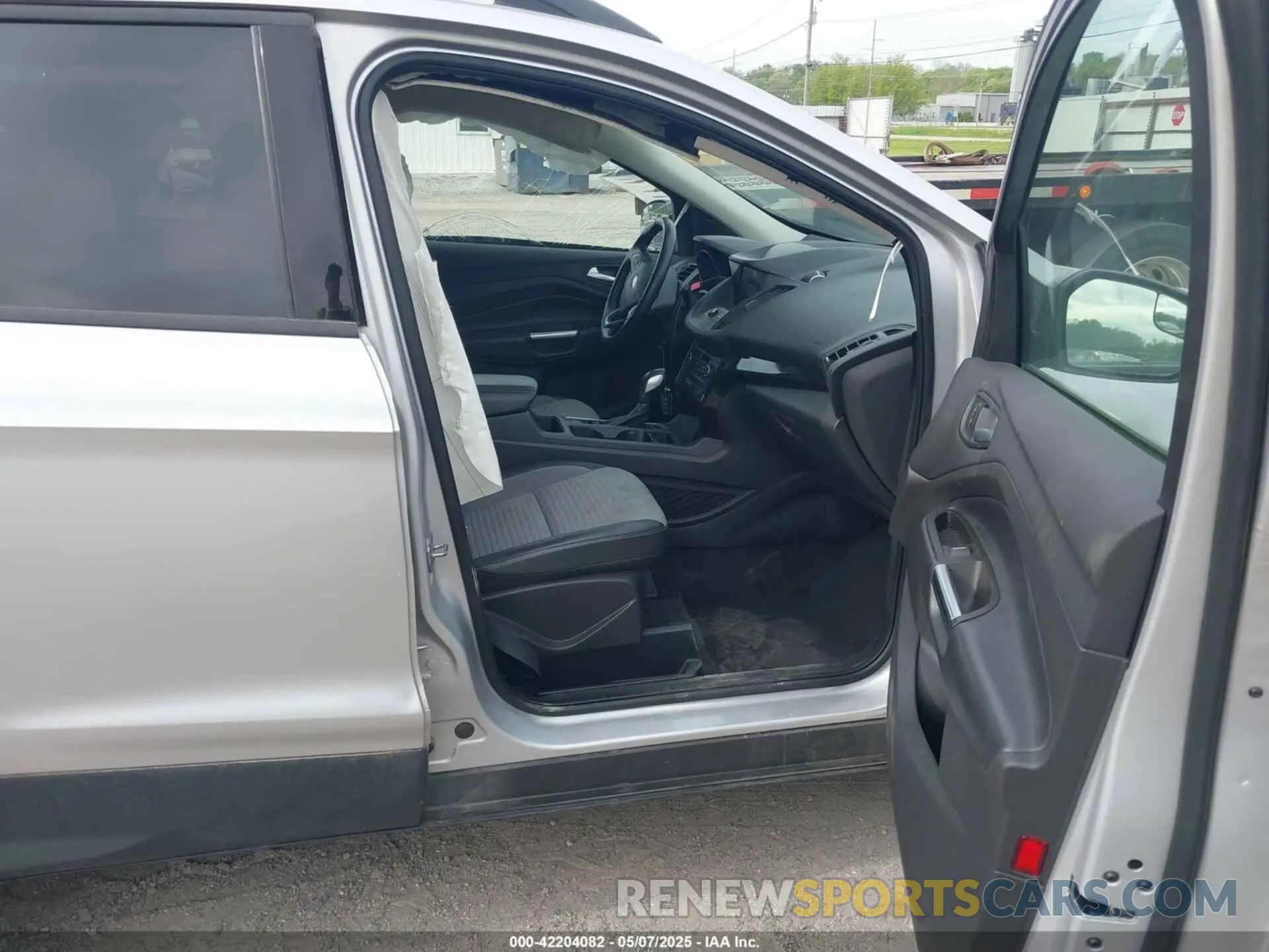 5 fotografías del automóvil dañado 1FMCU0GD1KUB64049 FORD ESCAPE 2019