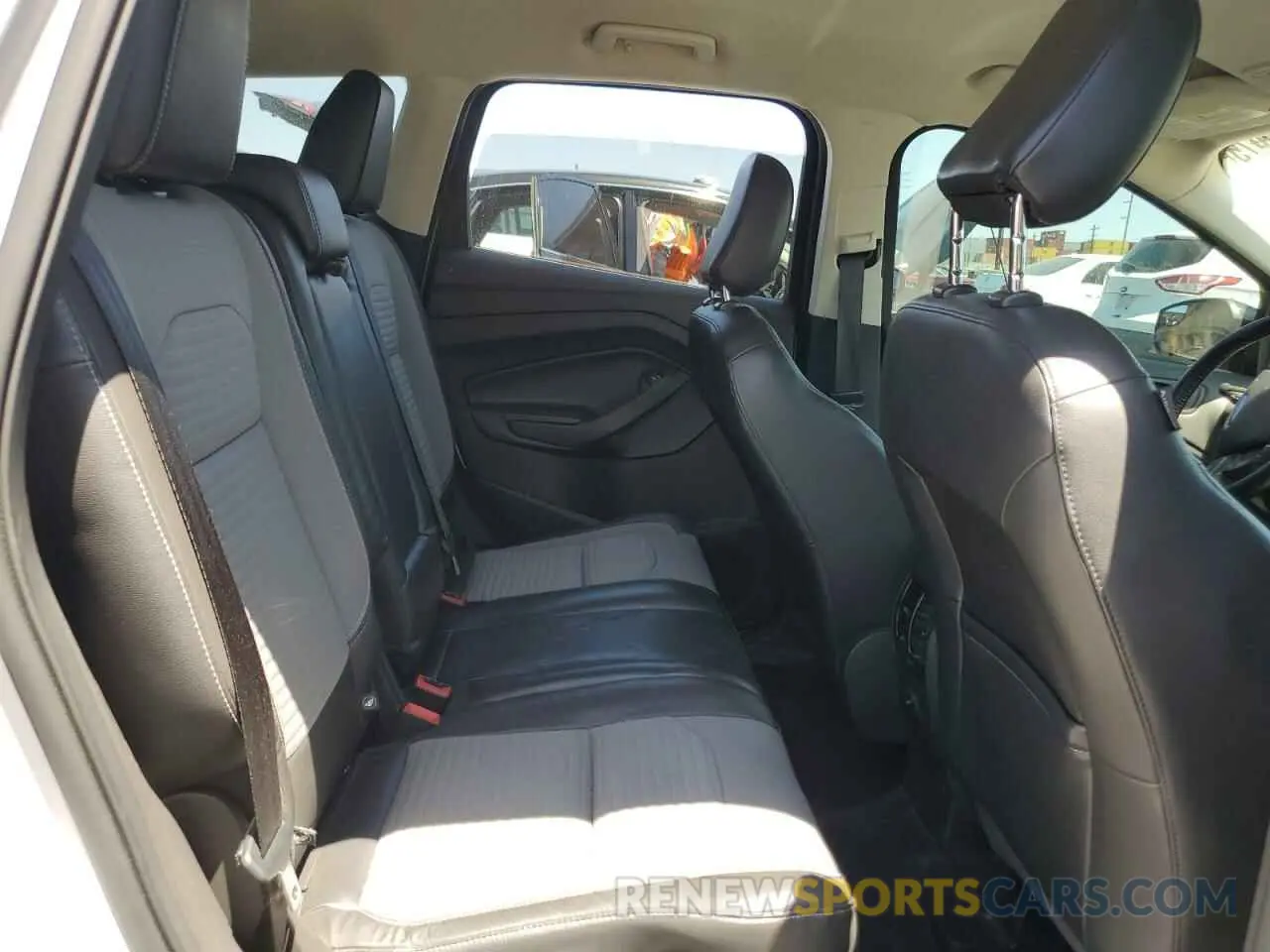 10 fotografías del automóvil dañado 1FMCU0GD2KUA20414 FORD ESCAPE 2019