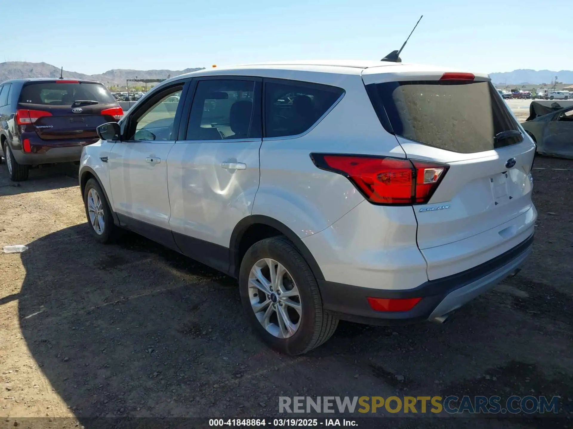 3 fotografías del automóvil dañado 1FMCU0GD2KUA99793 FORD ESCAPE 2019