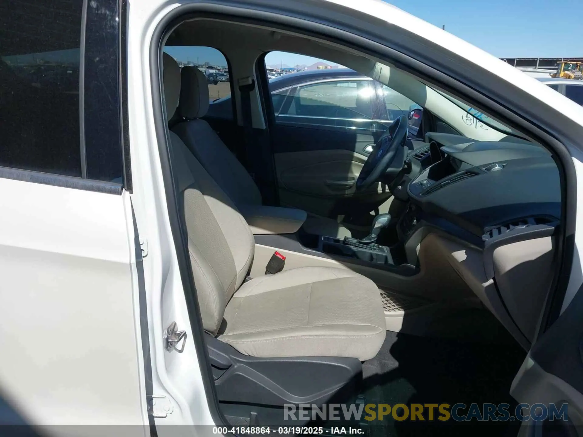 5 fotografías del automóvil dañado 1FMCU0GD2KUA99793 FORD ESCAPE 2019