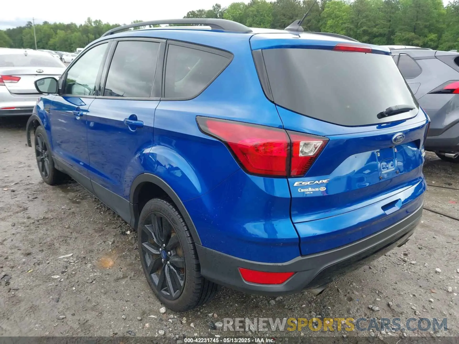 3 fotografías del automóvil dañado 1FMCU0GD2KUB45025 FORD ESCAPE 2019
