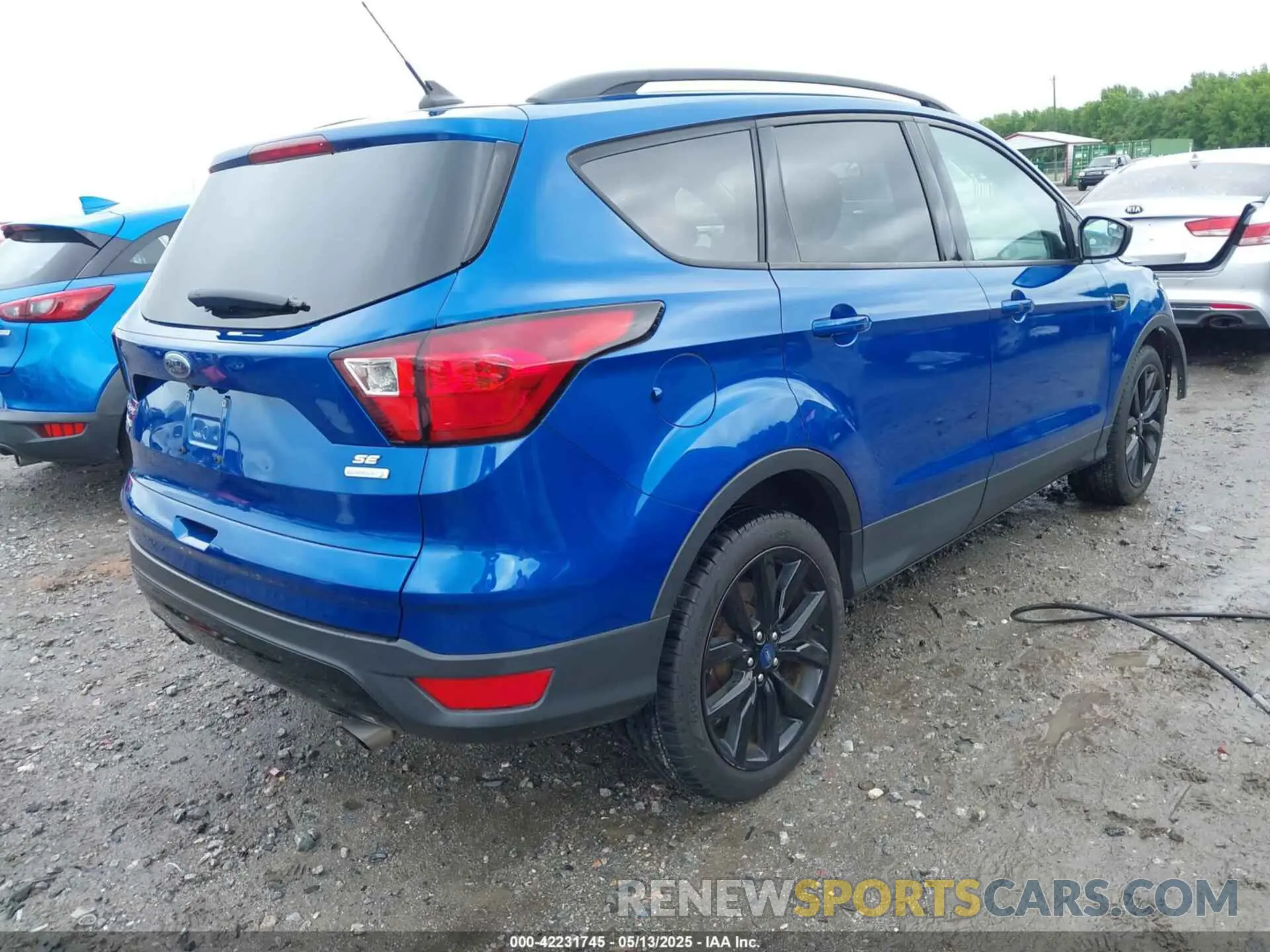 4 fotografías del automóvil dañado 1FMCU0GD2KUB45025 FORD ESCAPE 2019