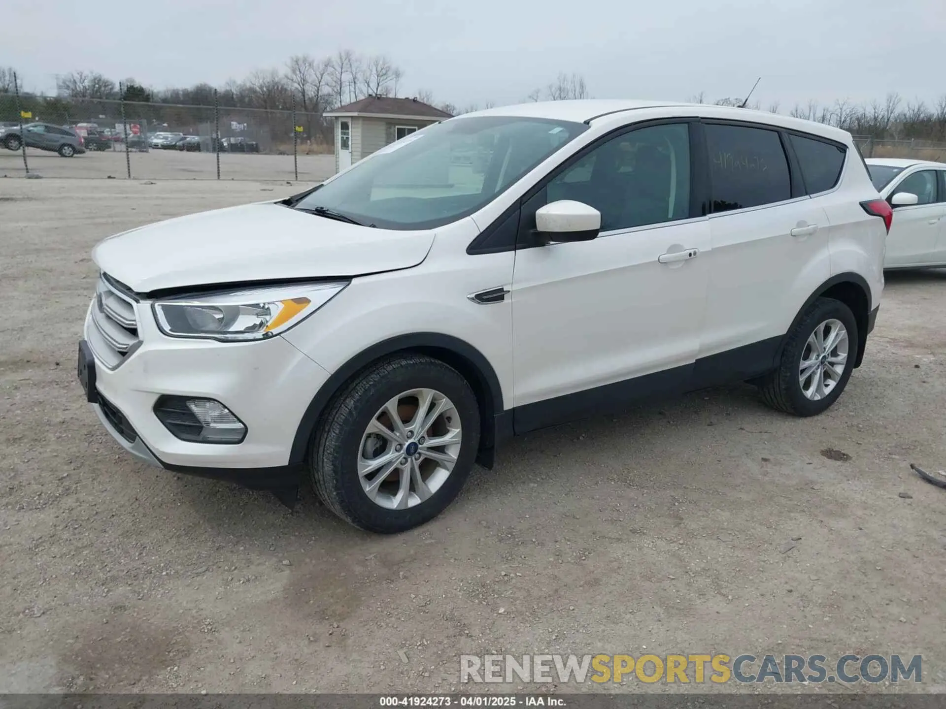 2 fotografías del automóvil dañado 1FMCU0GD2KUB50208 FORD ESCAPE 2019
