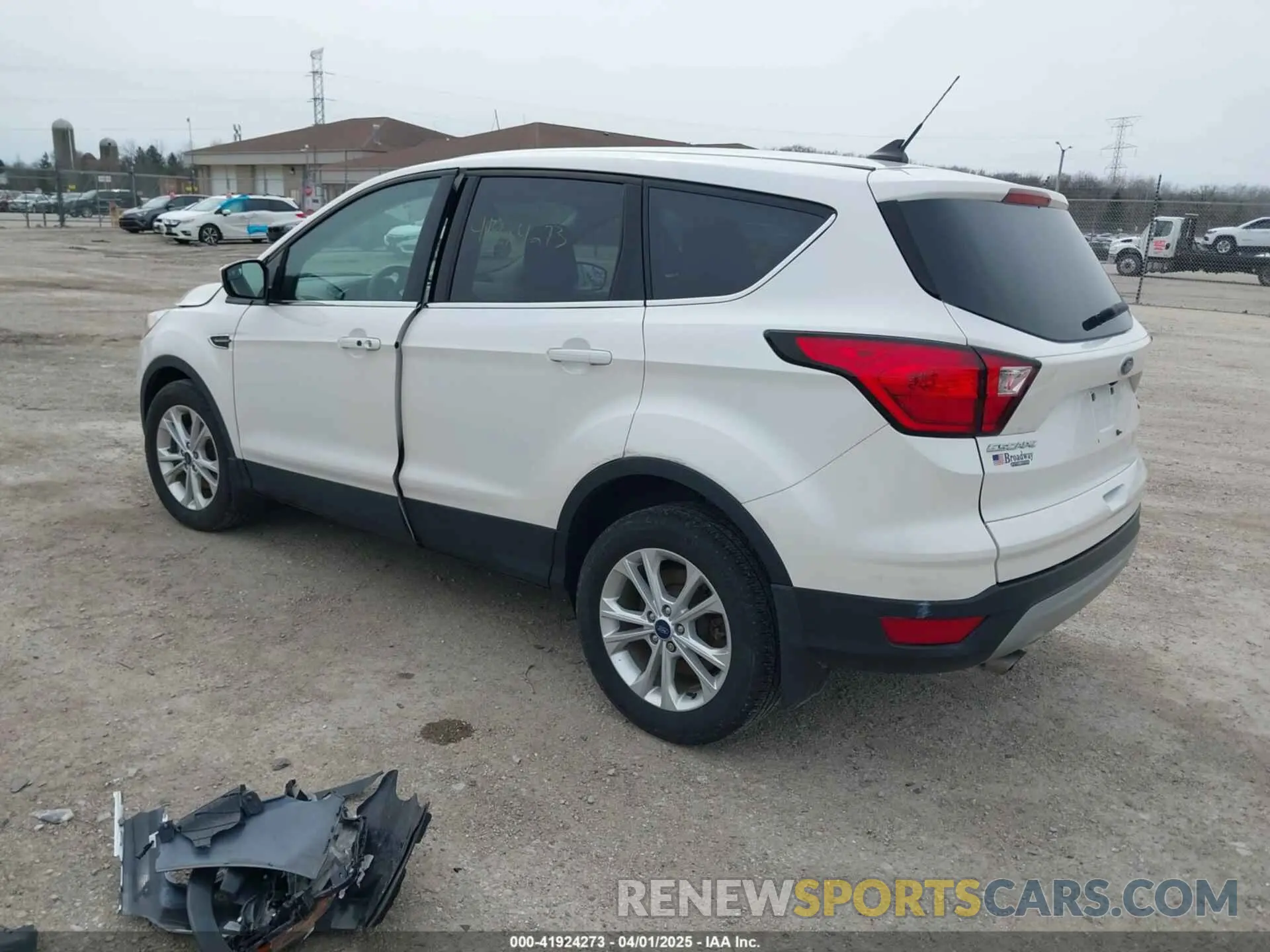 3 fotografías del automóvil dañado 1FMCU0GD2KUB50208 FORD ESCAPE 2019