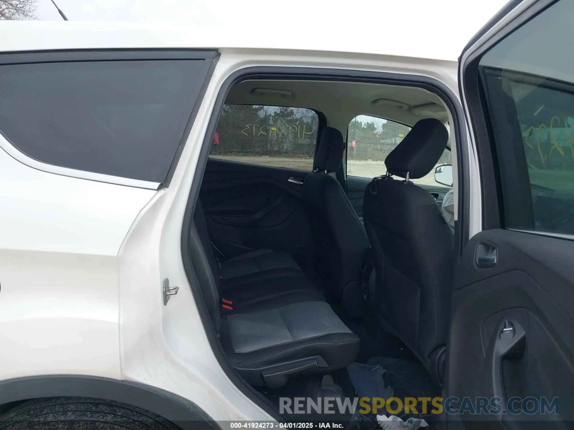 8 fotografías del automóvil dañado 1FMCU0GD2KUB50208 FORD ESCAPE 2019