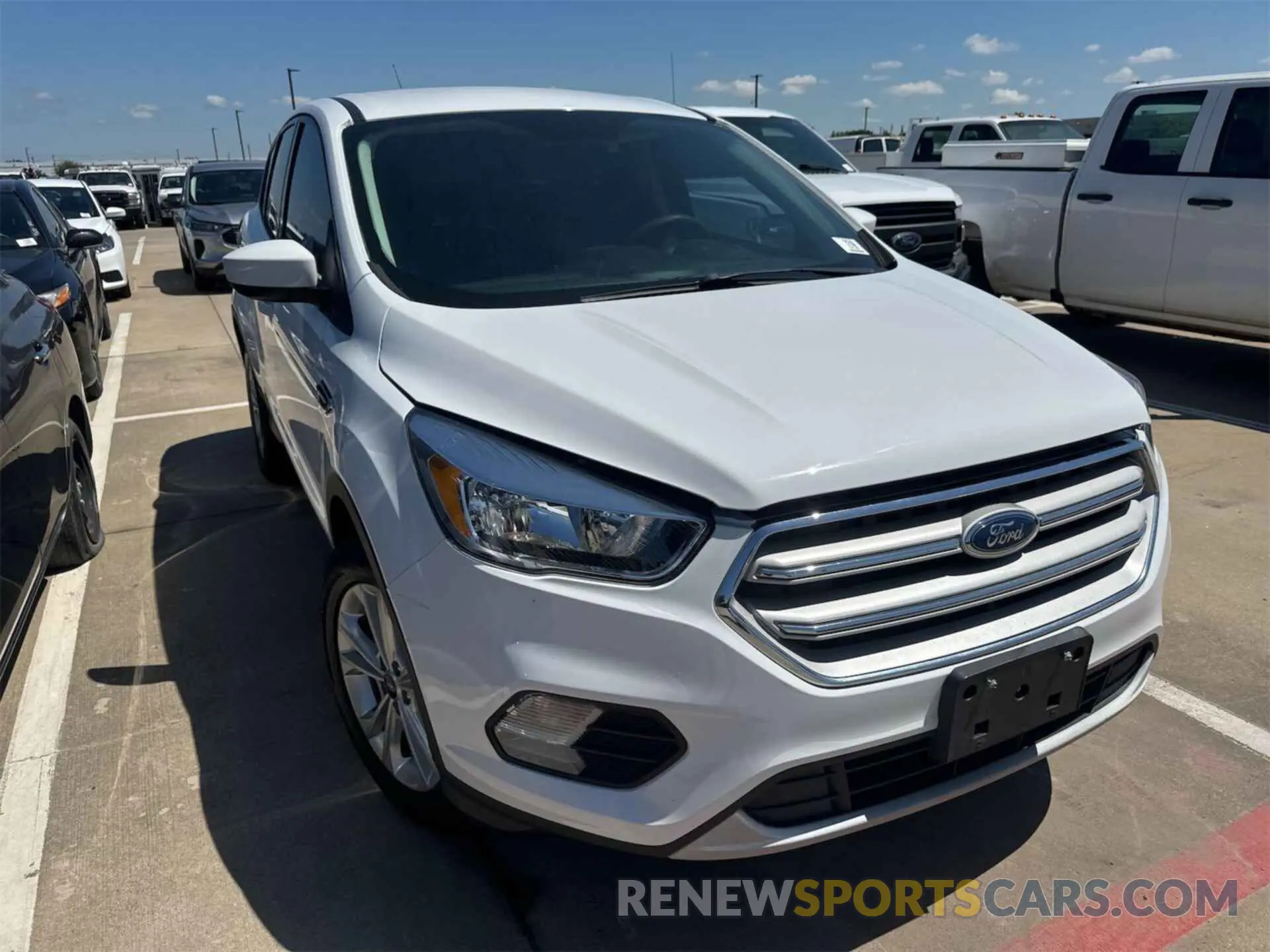 15 fotografías del automóvil dañado 1FMCU0GD2KUB82446 FORD ESCAPE 2019