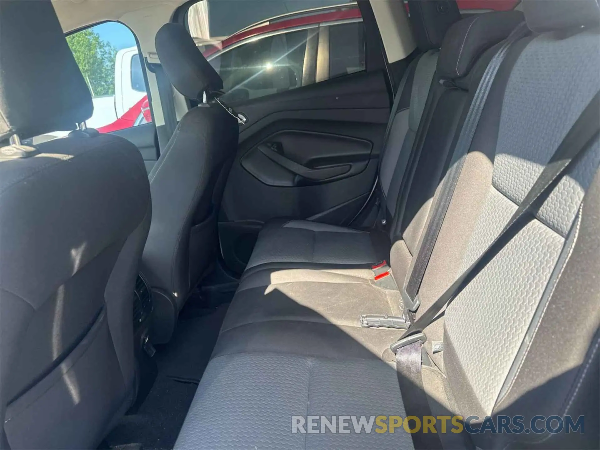 17 fotografías del automóvil dañado 1FMCU0GD2KUB82446 FORD ESCAPE 2019