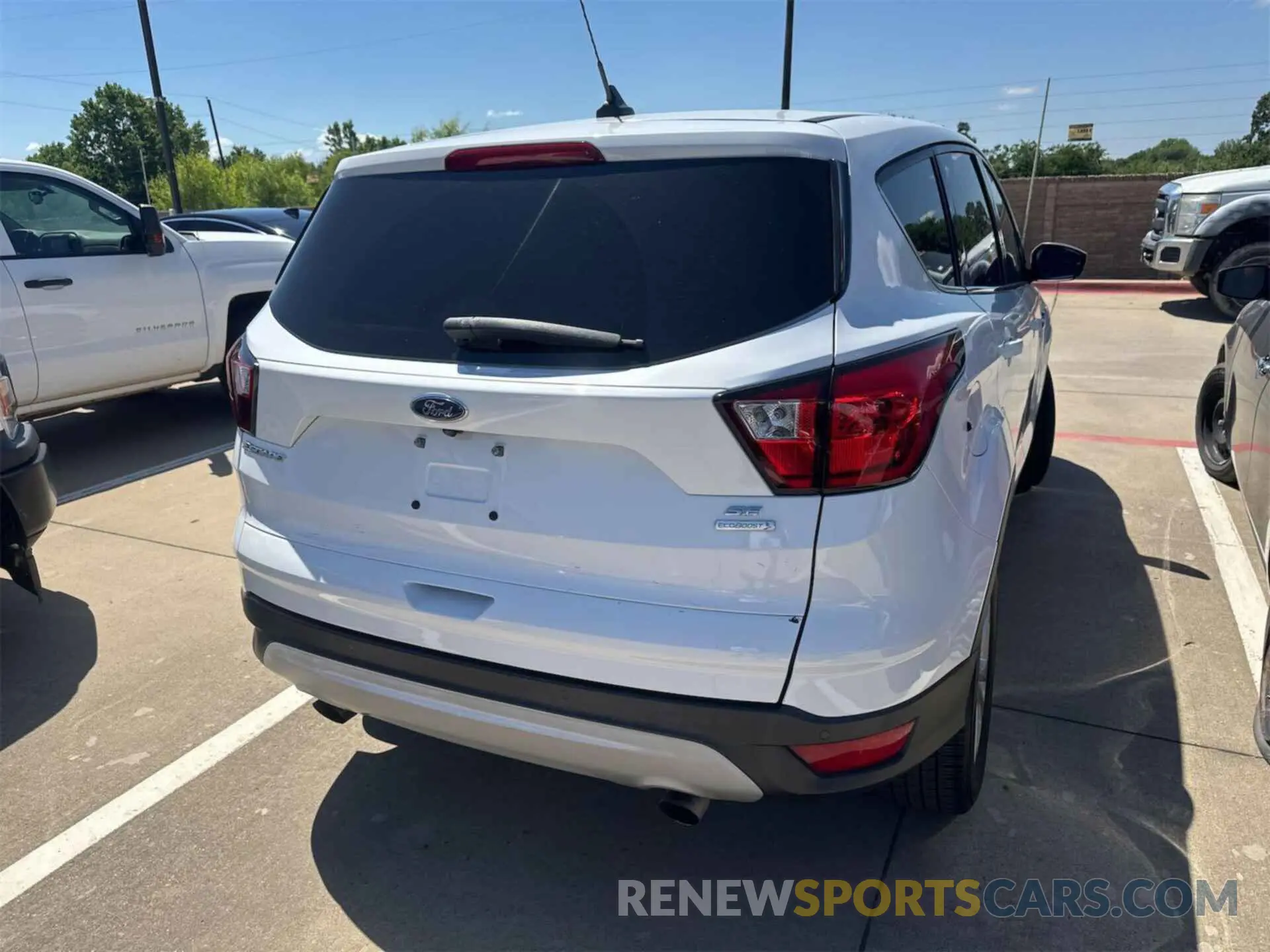3 fotografías del automóvil dañado 1FMCU0GD2KUB82446 FORD ESCAPE 2019