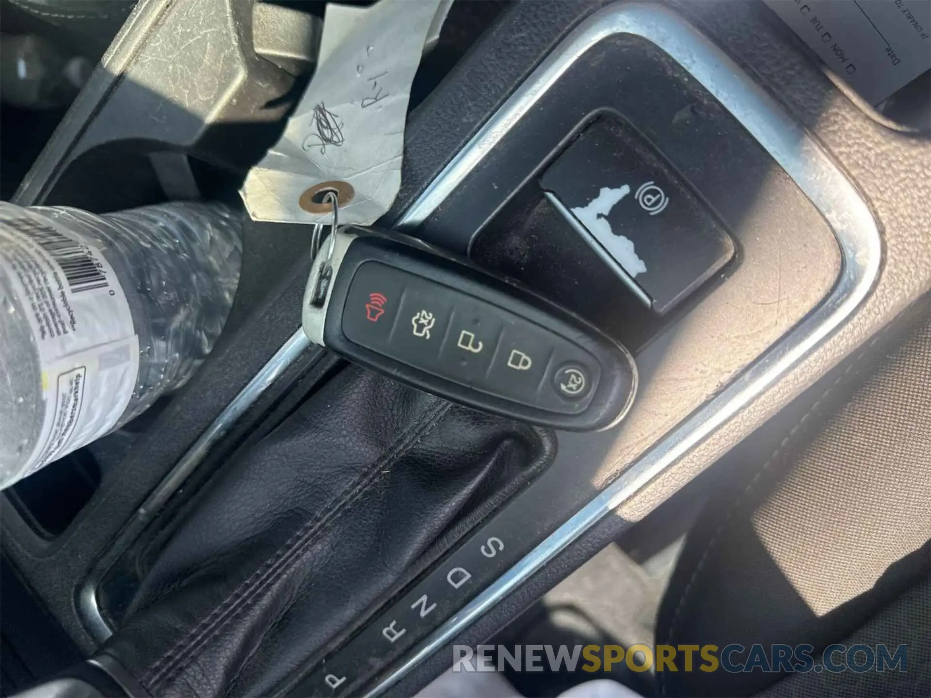 4 fotografías del automóvil dañado 1FMCU0GD2KUB82446 FORD ESCAPE 2019