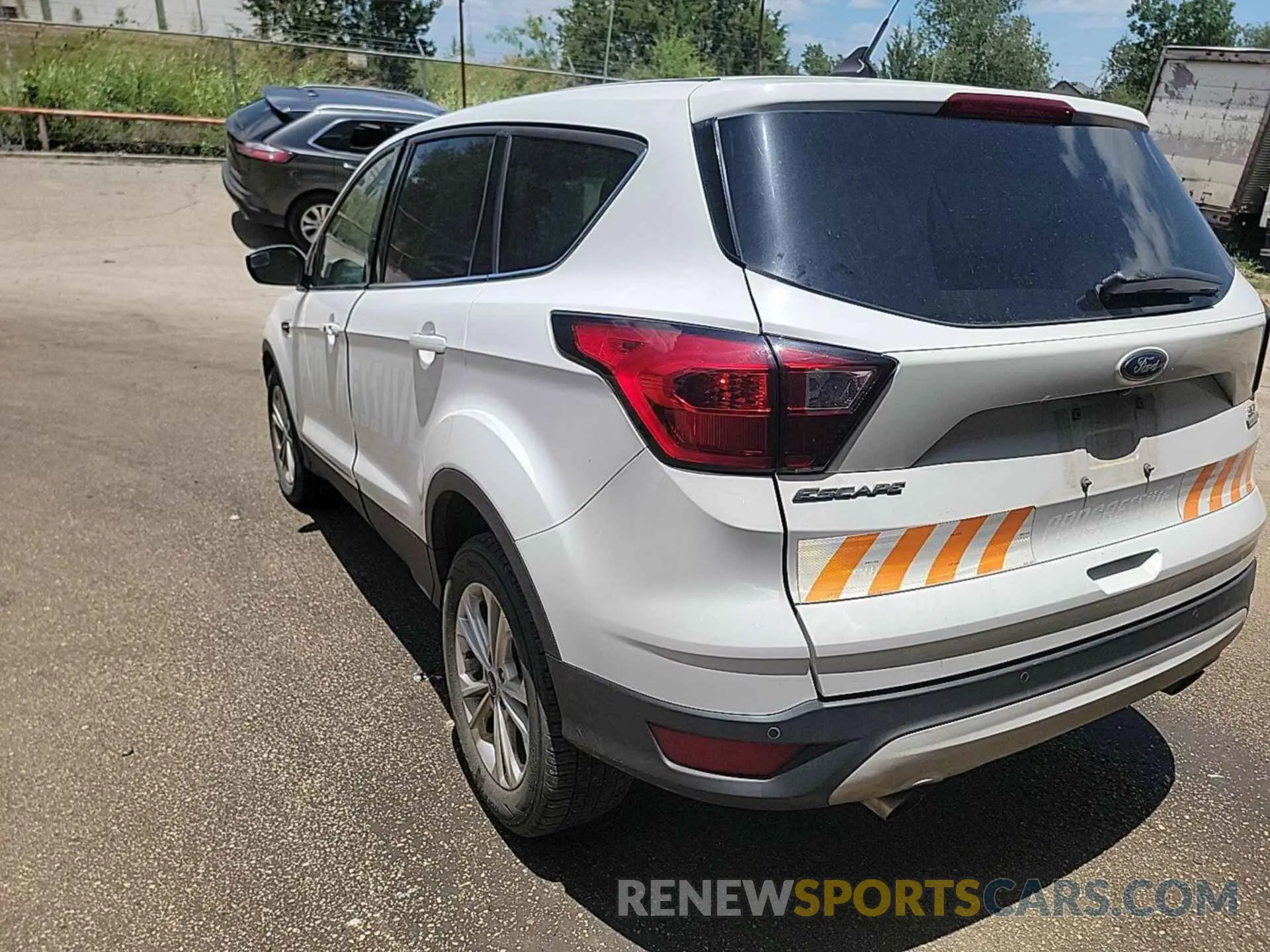 8 fotografías del automóvil dañado 1FMCU0GD2KUB82463 FORD ESCAPE 2019