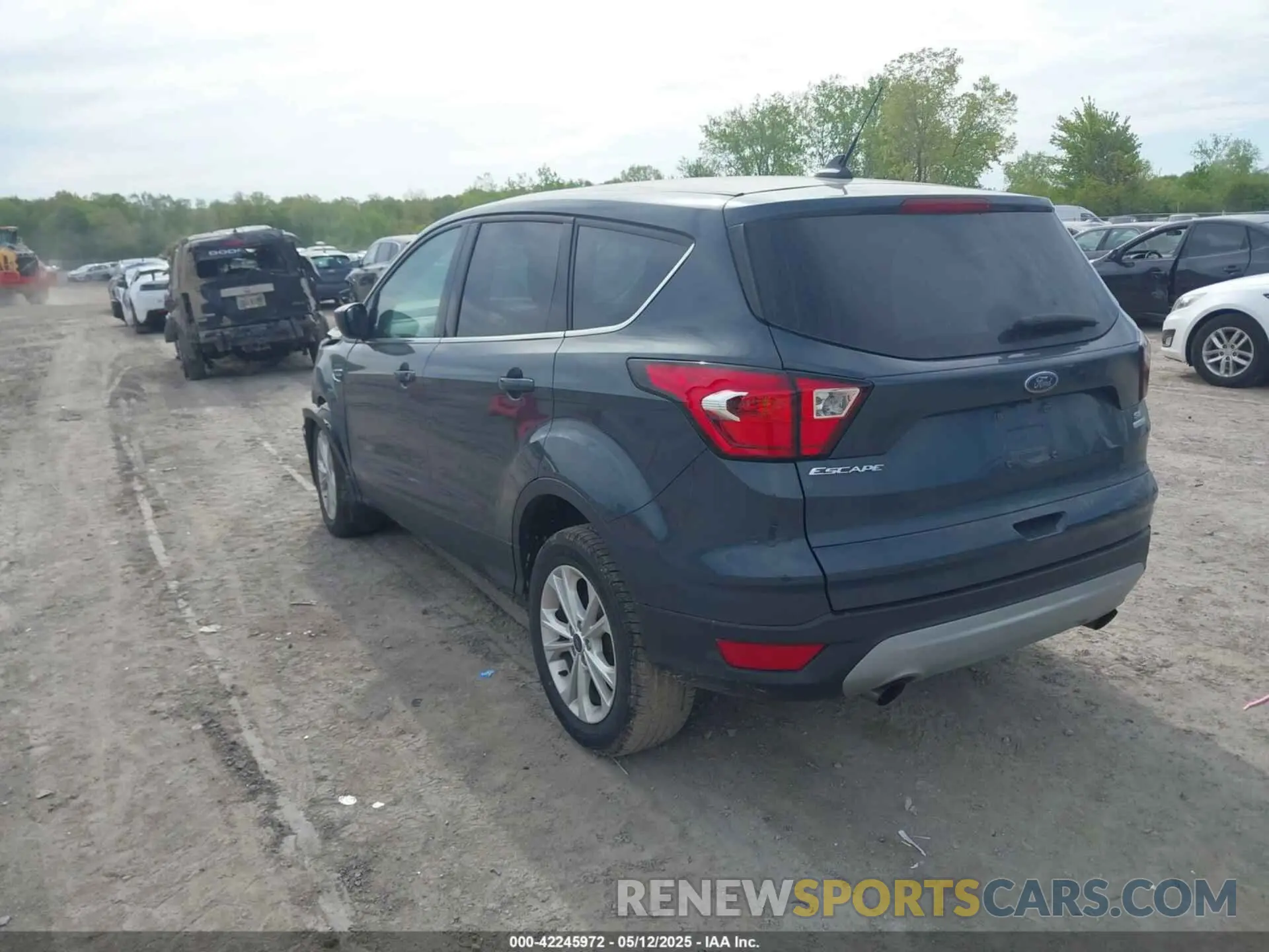 3 fotografías del automóvil dañado 1FMCU0GD2KUB98923 FORD ESCAPE 2019