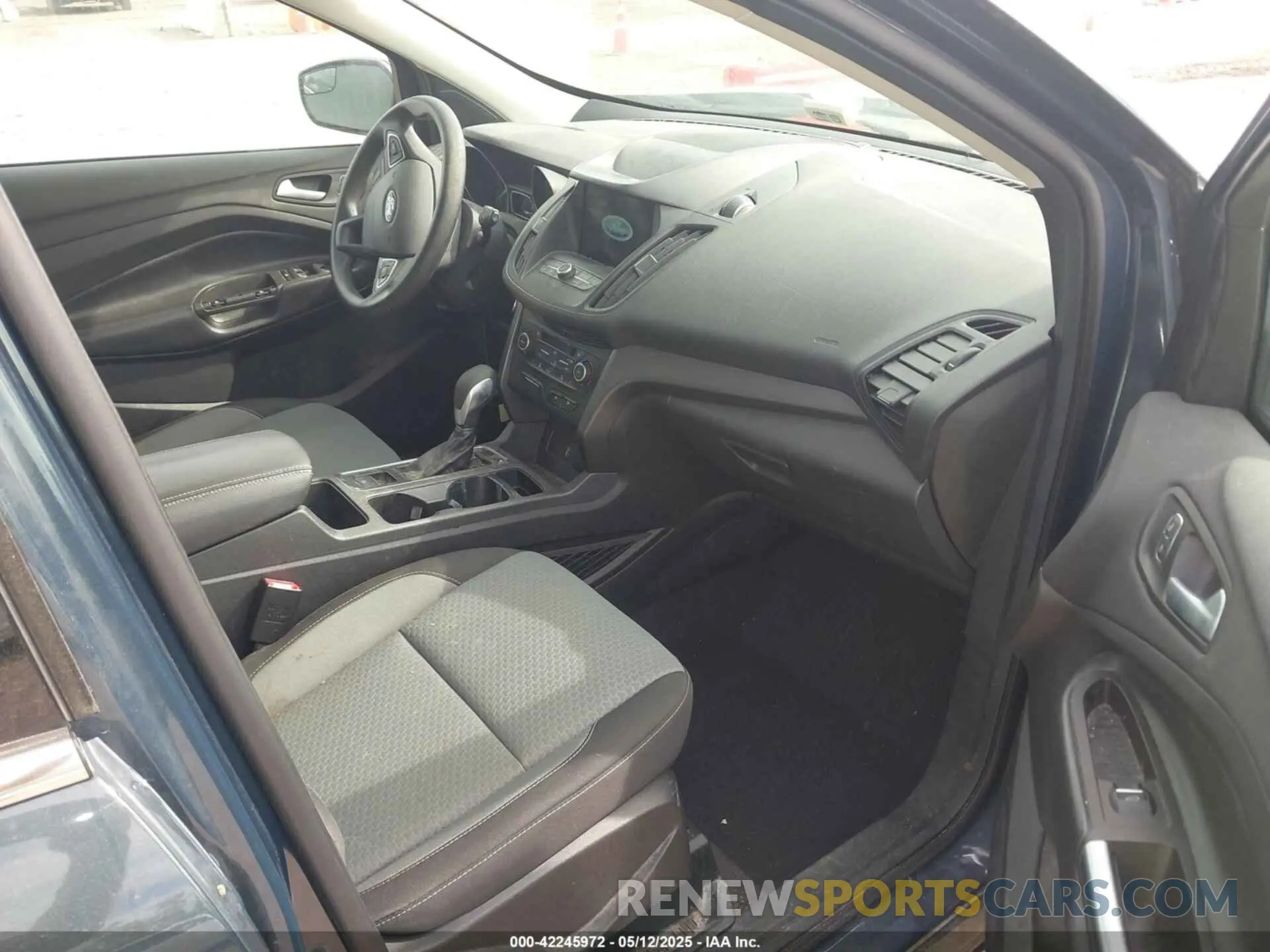 5 fotografías del automóvil dañado 1FMCU0GD2KUB98923 FORD ESCAPE 2019