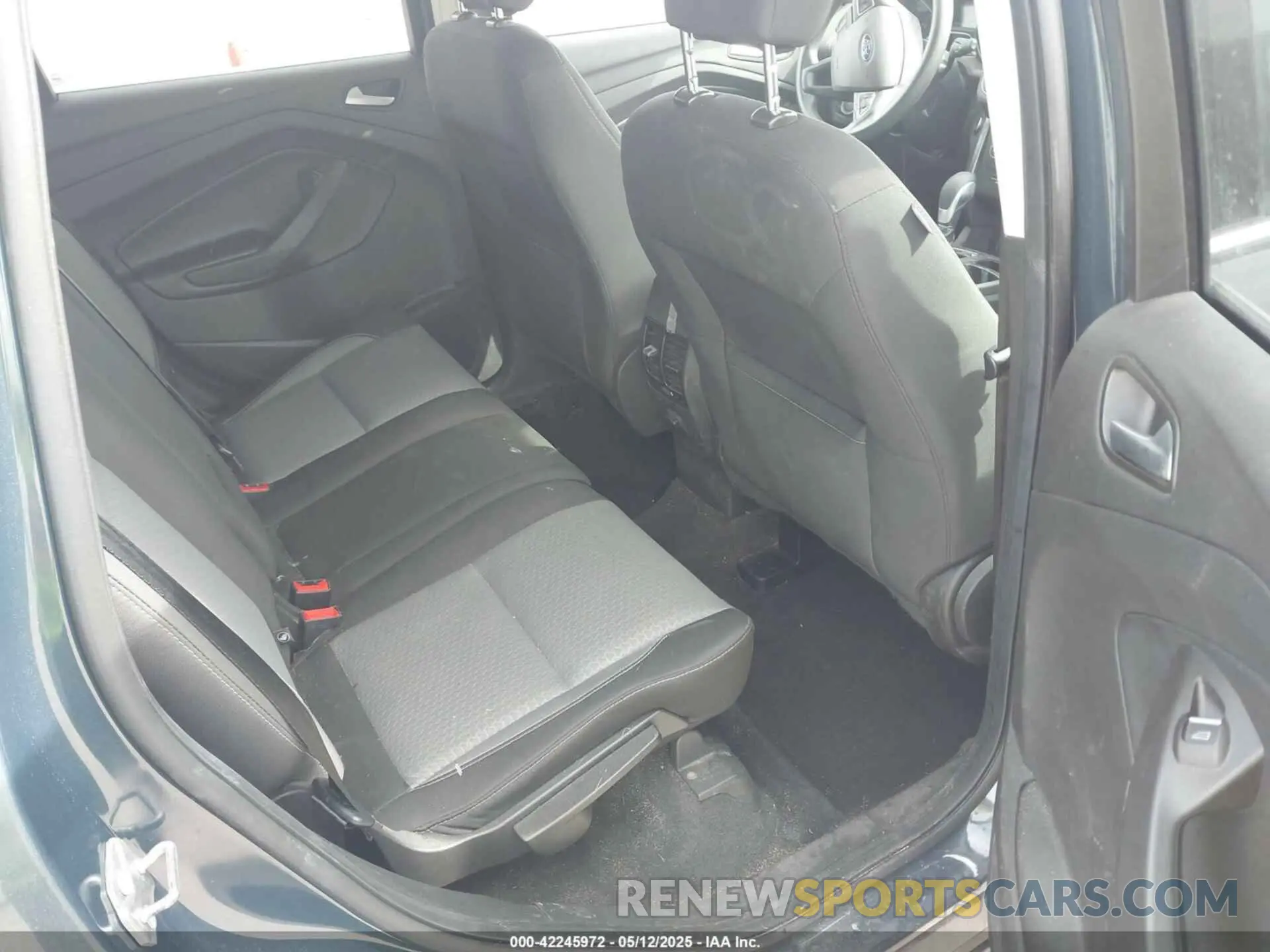 8 fotografías del automóvil dañado 1FMCU0GD2KUB98923 FORD ESCAPE 2019