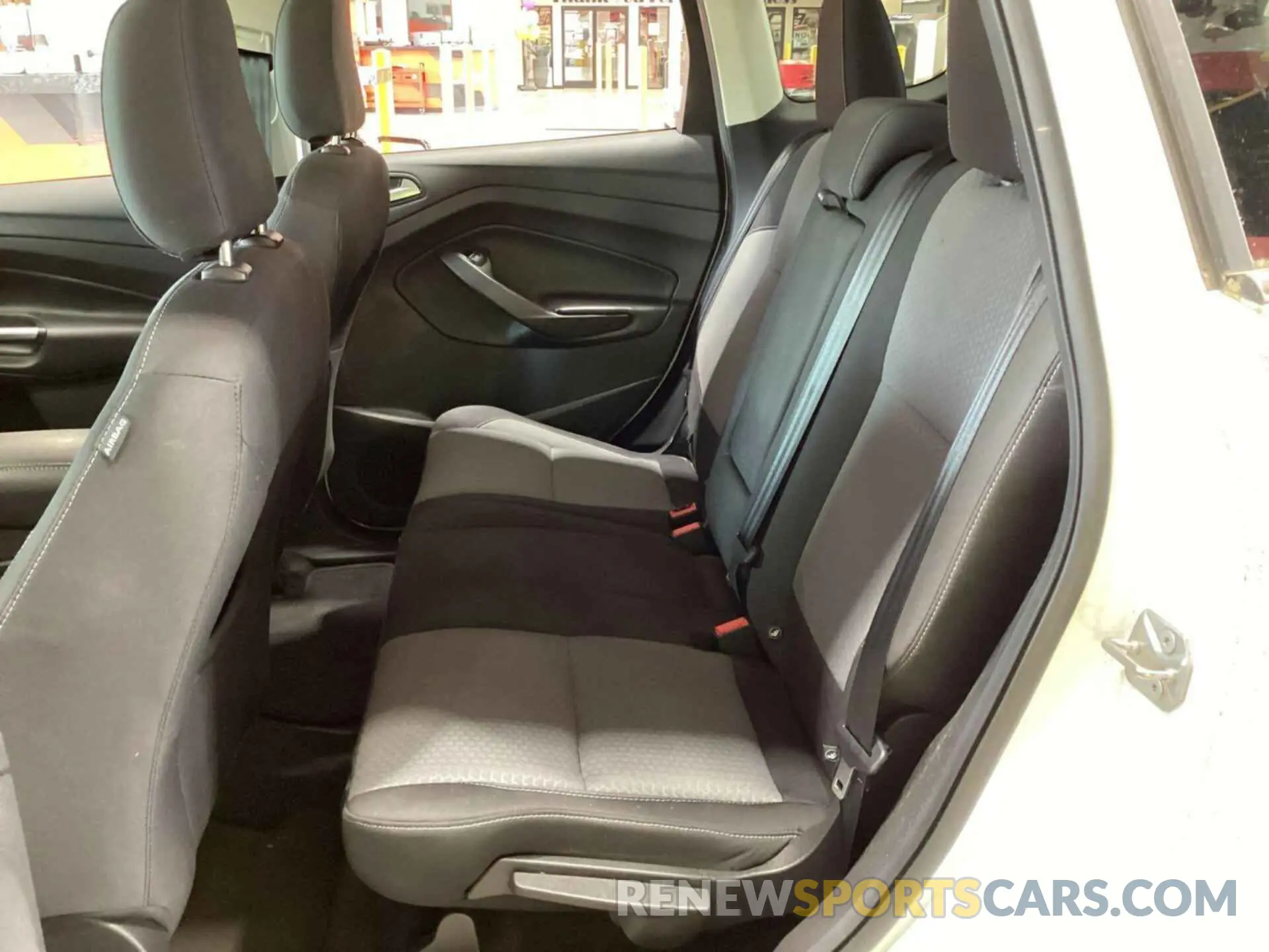 36 fotografías del automóvil dañado 1FMCU0GD2KUC36960 FORD ESCAPE 2019