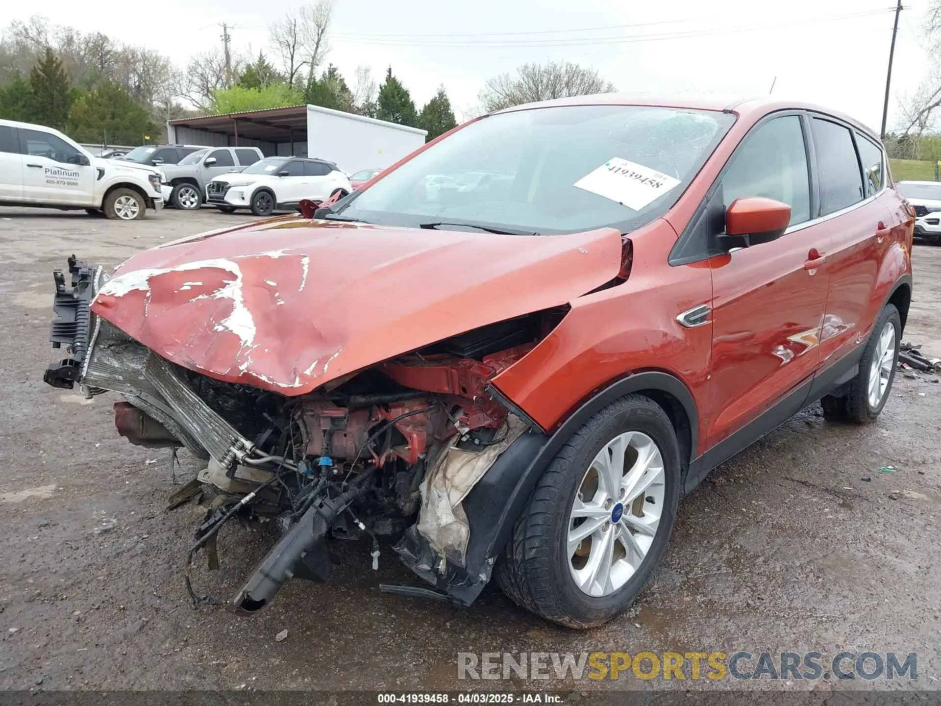 2 fotografías del automóvil dañado 1FMCU0GD2KUC52592 FORD ESCAPE 2019