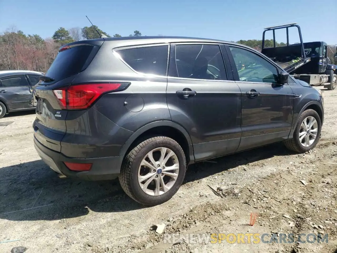 3 fotografías del automóvil dañado 1FMCU0GD3KUA26822 FORD ESCAPE 2019
