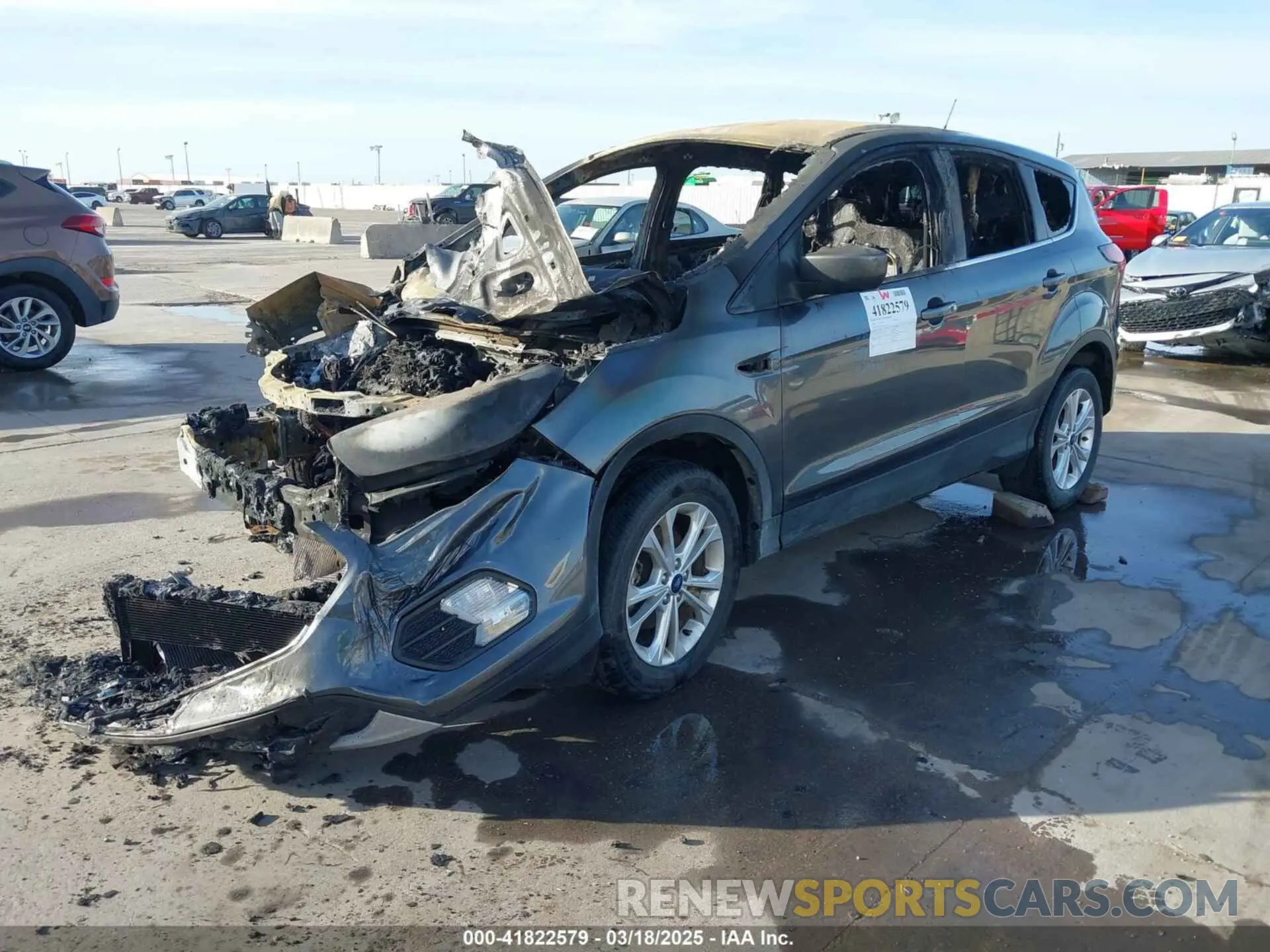 2 fotografías del automóvil dañado 1FMCU0GD3KUA29977 FORD ESCAPE 2019