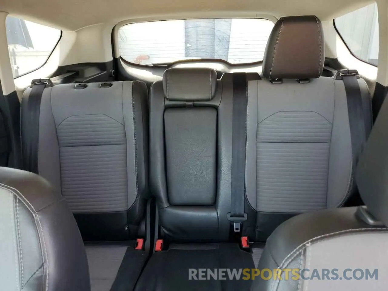 10 fotografías del automóvil dañado 1FMCU0GD3KUA38680 FORD ESCAPE 2019