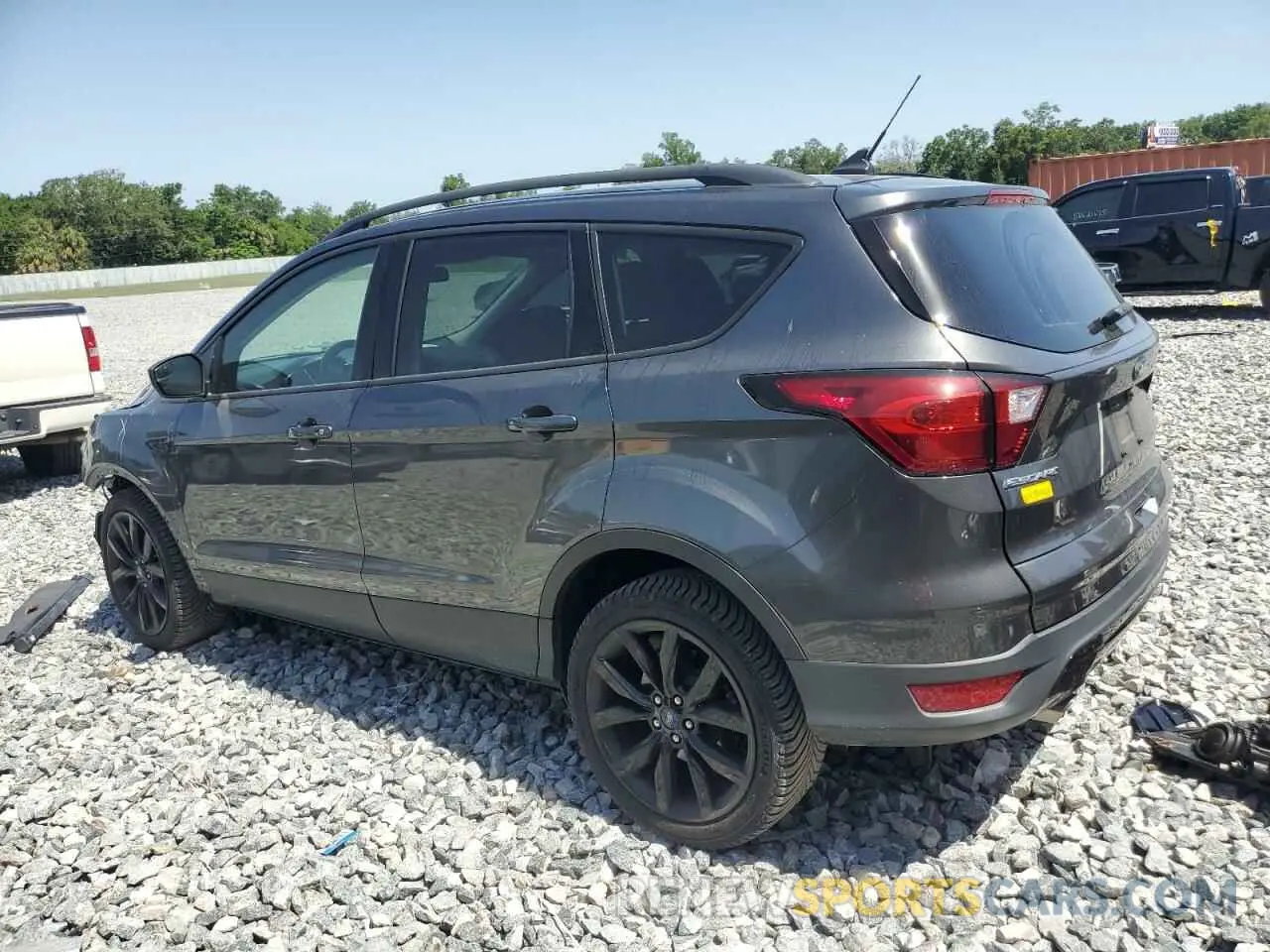 2 fotografías del automóvil dañado 1FMCU0GD3KUA38680 FORD ESCAPE 2019