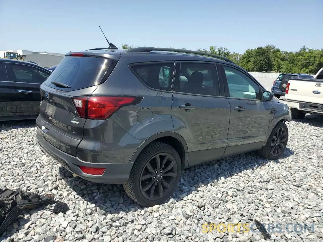3 fotografías del automóvil dañado 1FMCU0GD3KUA38680 FORD ESCAPE 2019