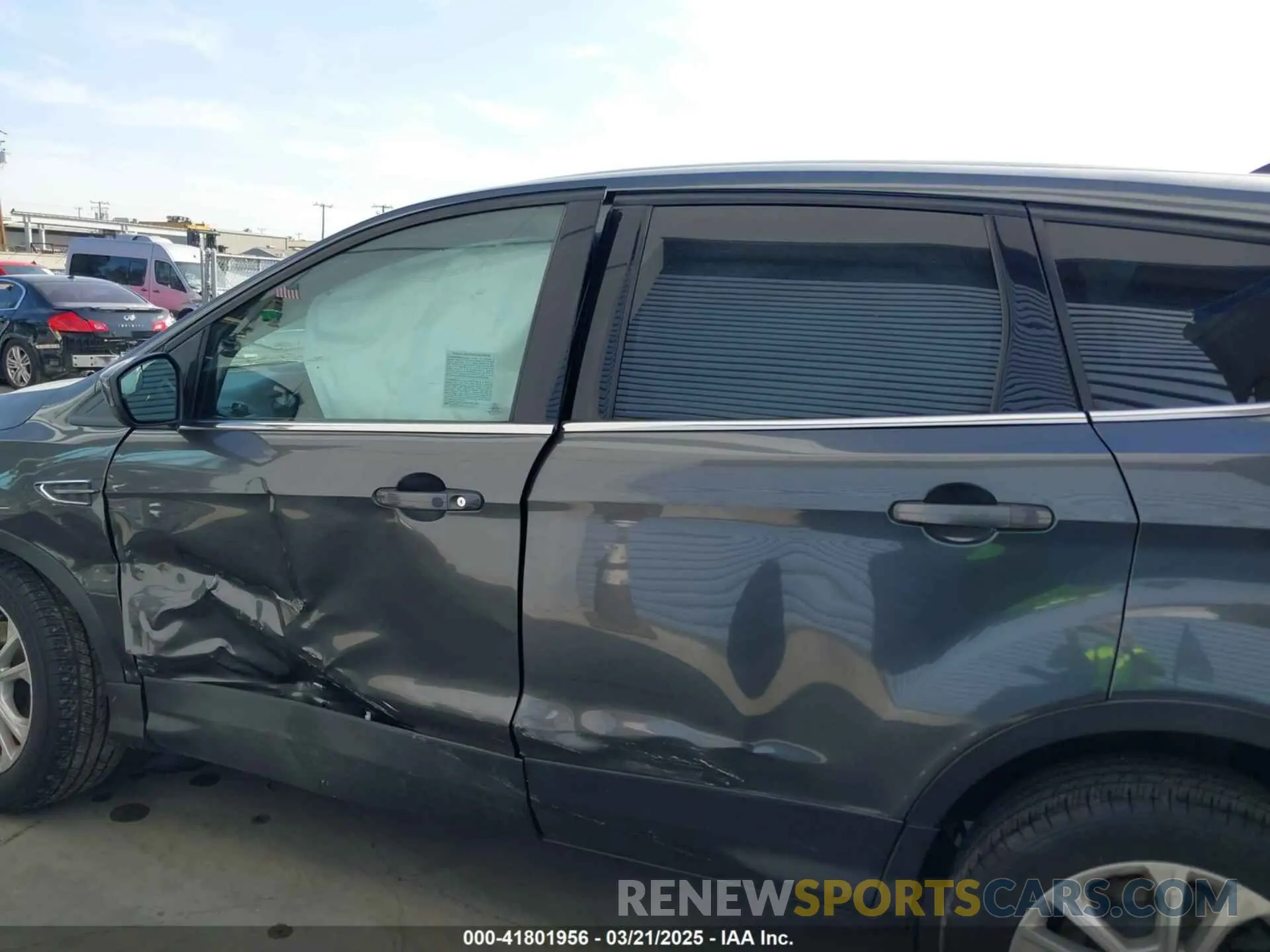 14 fotografías del automóvil dañado 1FMCU0GD3KUA71923 FORD ESCAPE 2019