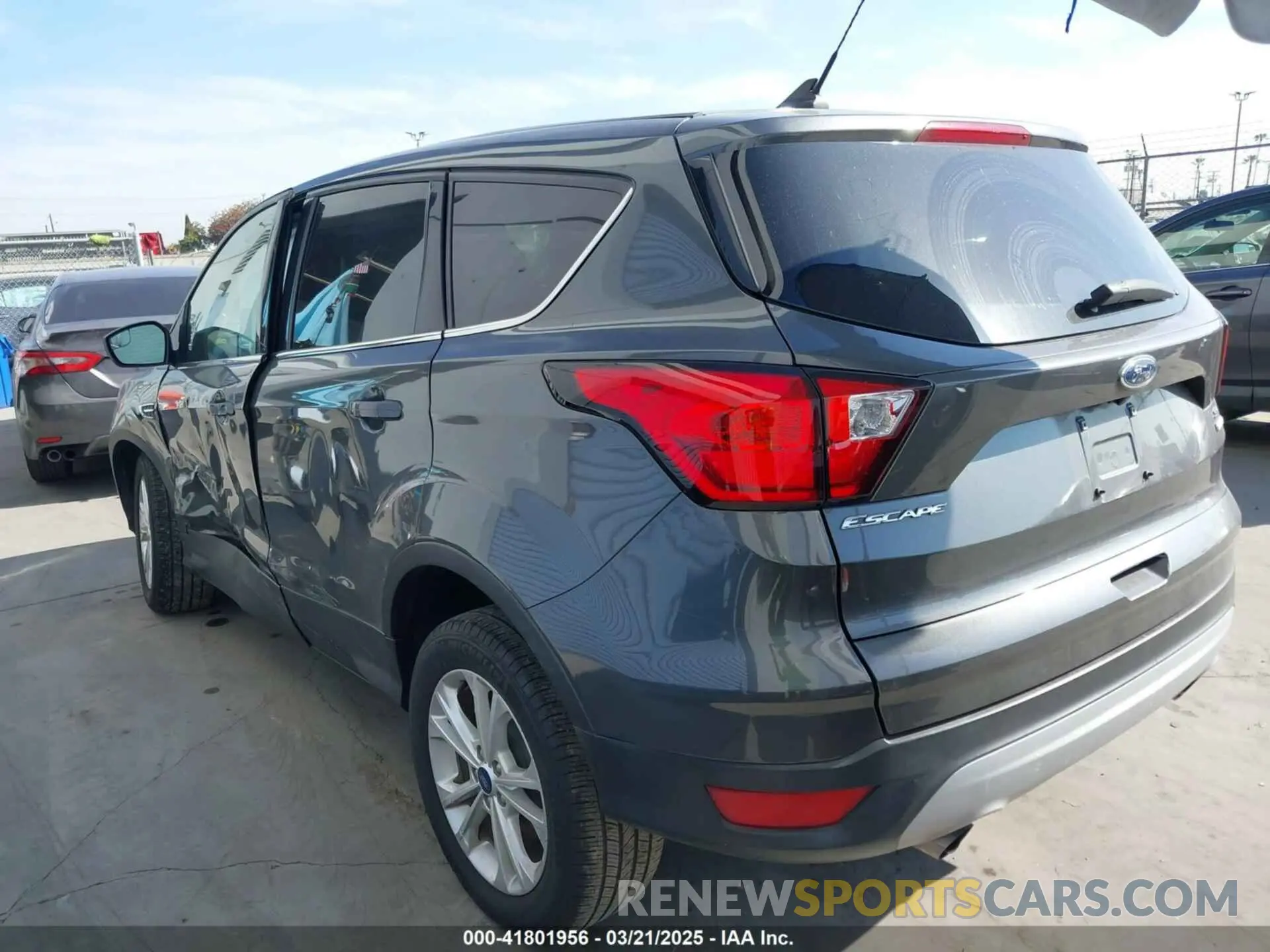 3 fotografías del automóvil dañado 1FMCU0GD3KUA71923 FORD ESCAPE 2019