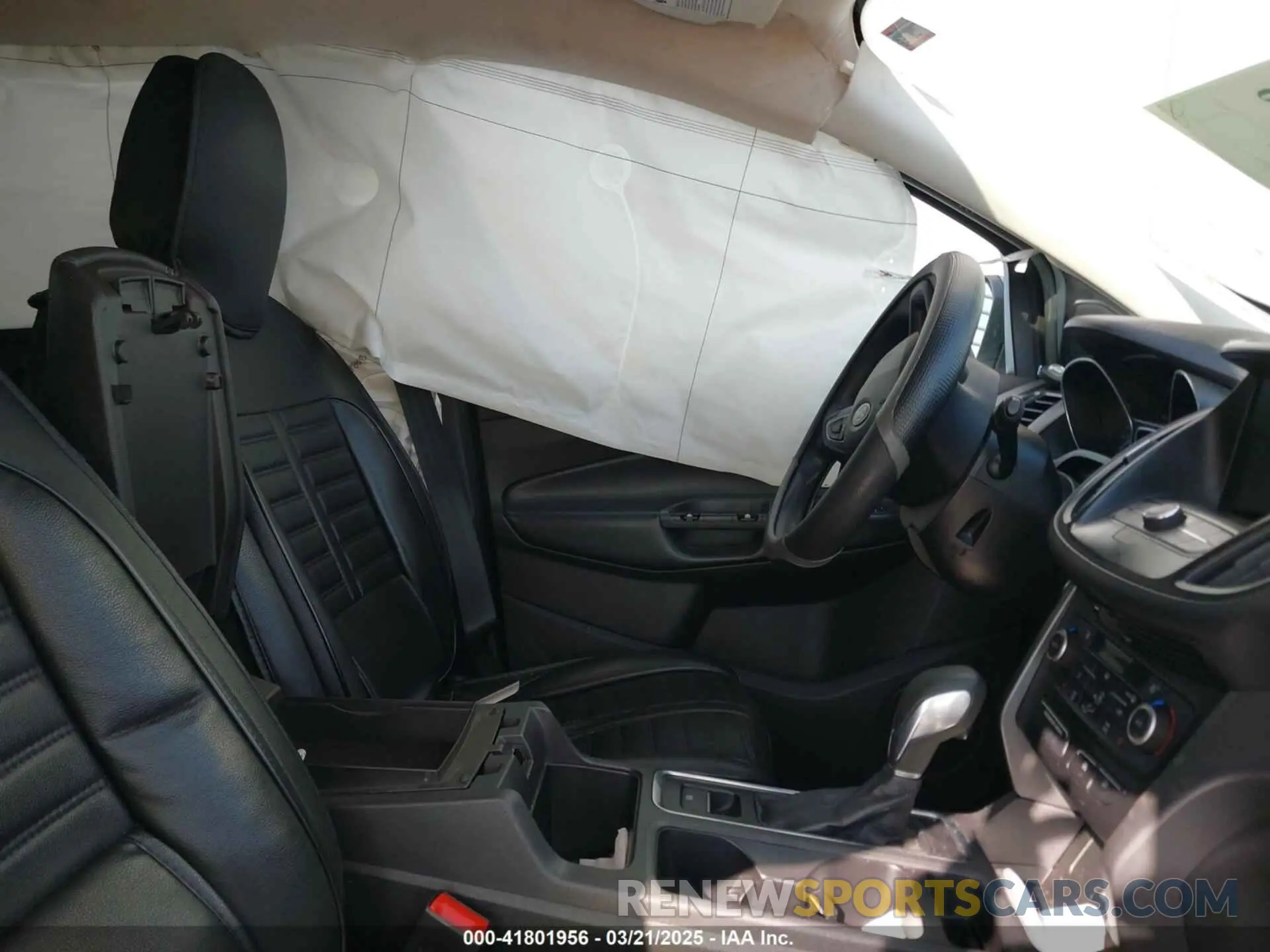 5 fotografías del automóvil dañado 1FMCU0GD3KUA71923 FORD ESCAPE 2019