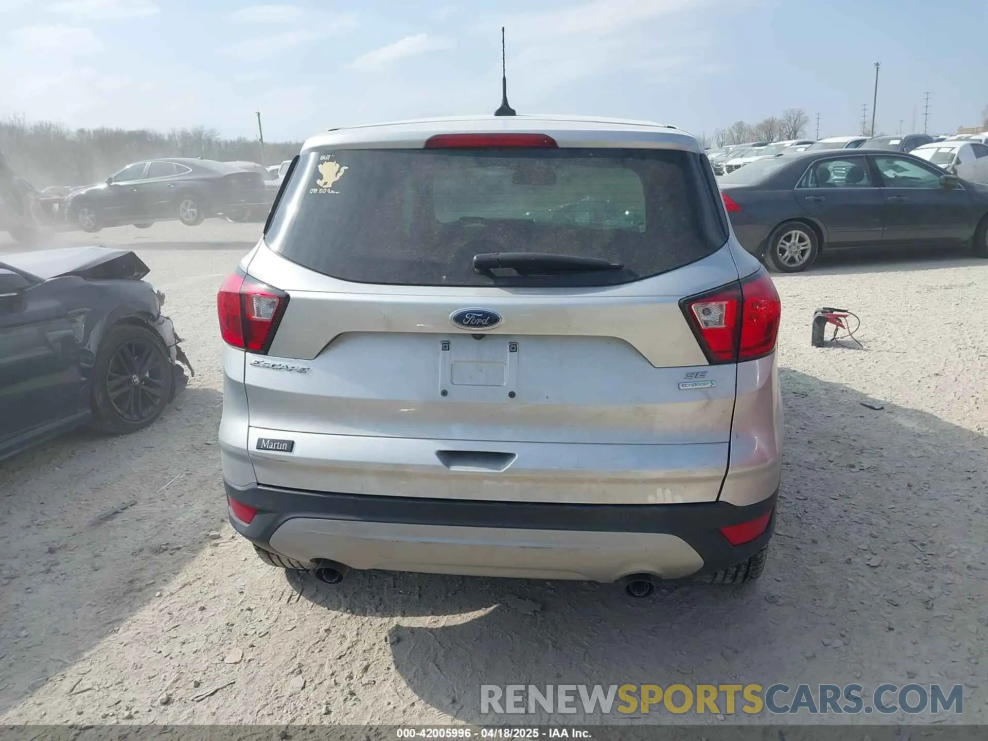 17 fotografías del automóvil dañado 1FMCU0GD3KUB11627 FORD ESCAPE 2019