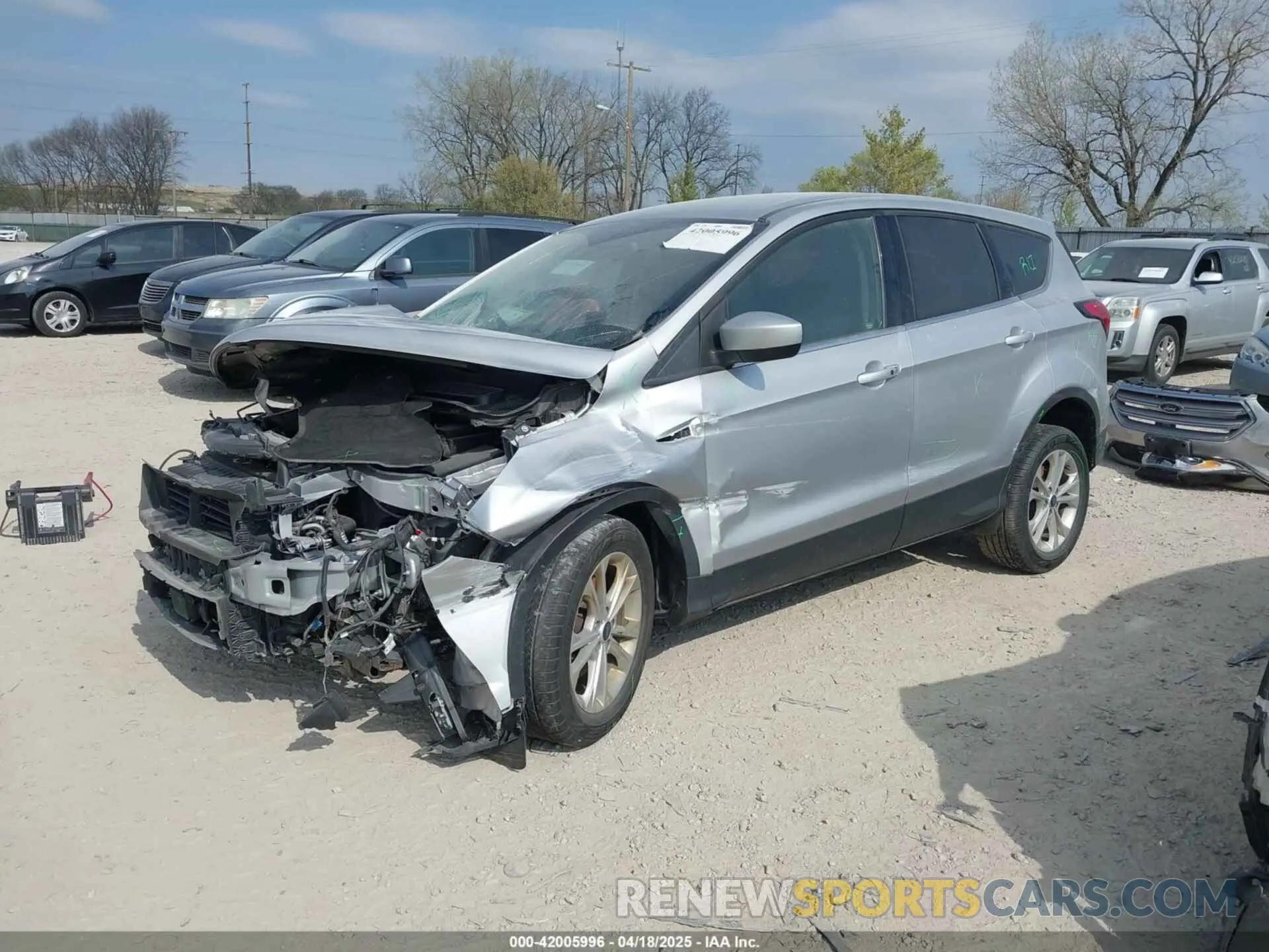 2 fotografías del automóvil dañado 1FMCU0GD3KUB11627 FORD ESCAPE 2019
