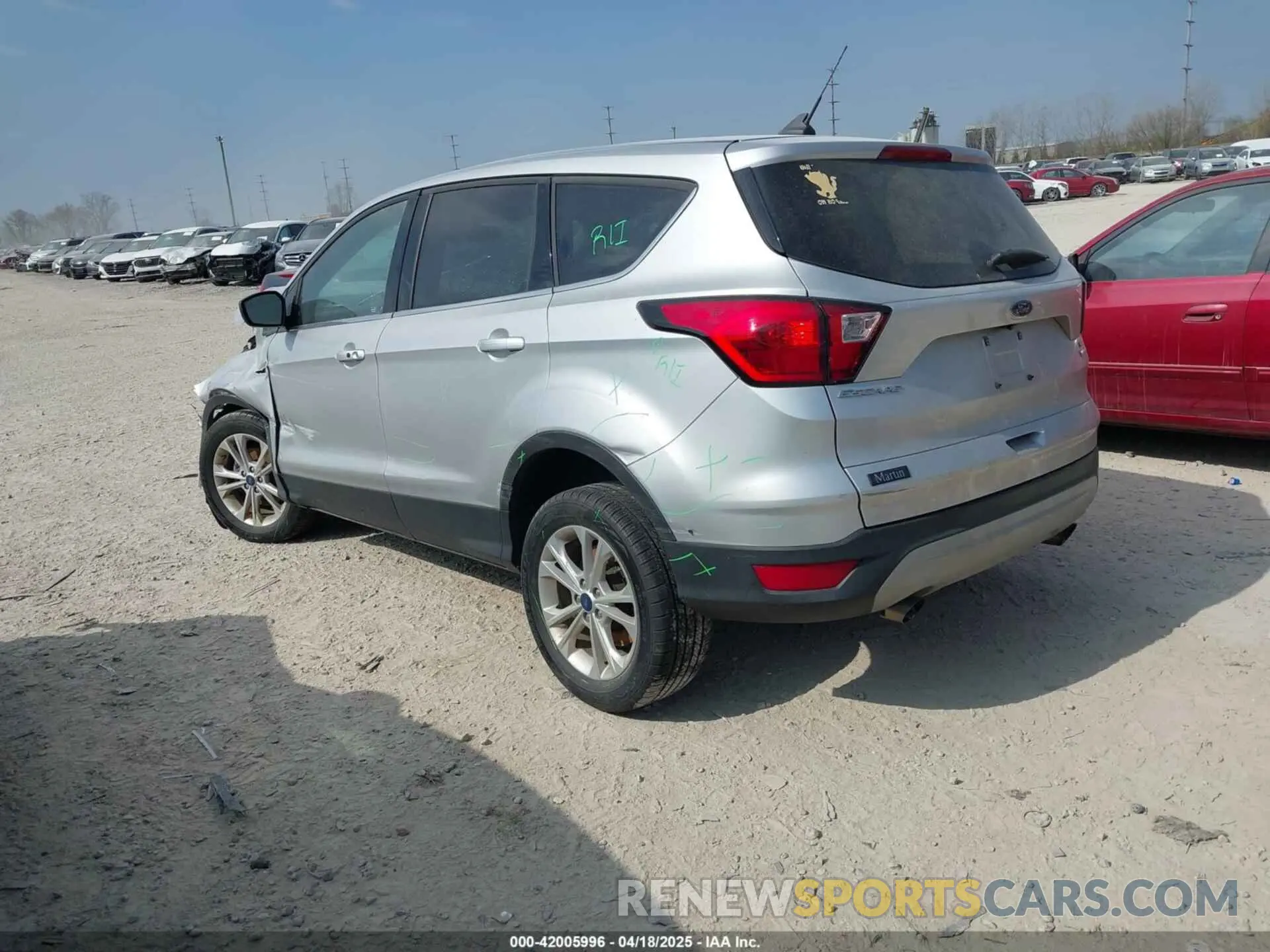 3 fotografías del automóvil dañado 1FMCU0GD3KUB11627 FORD ESCAPE 2019