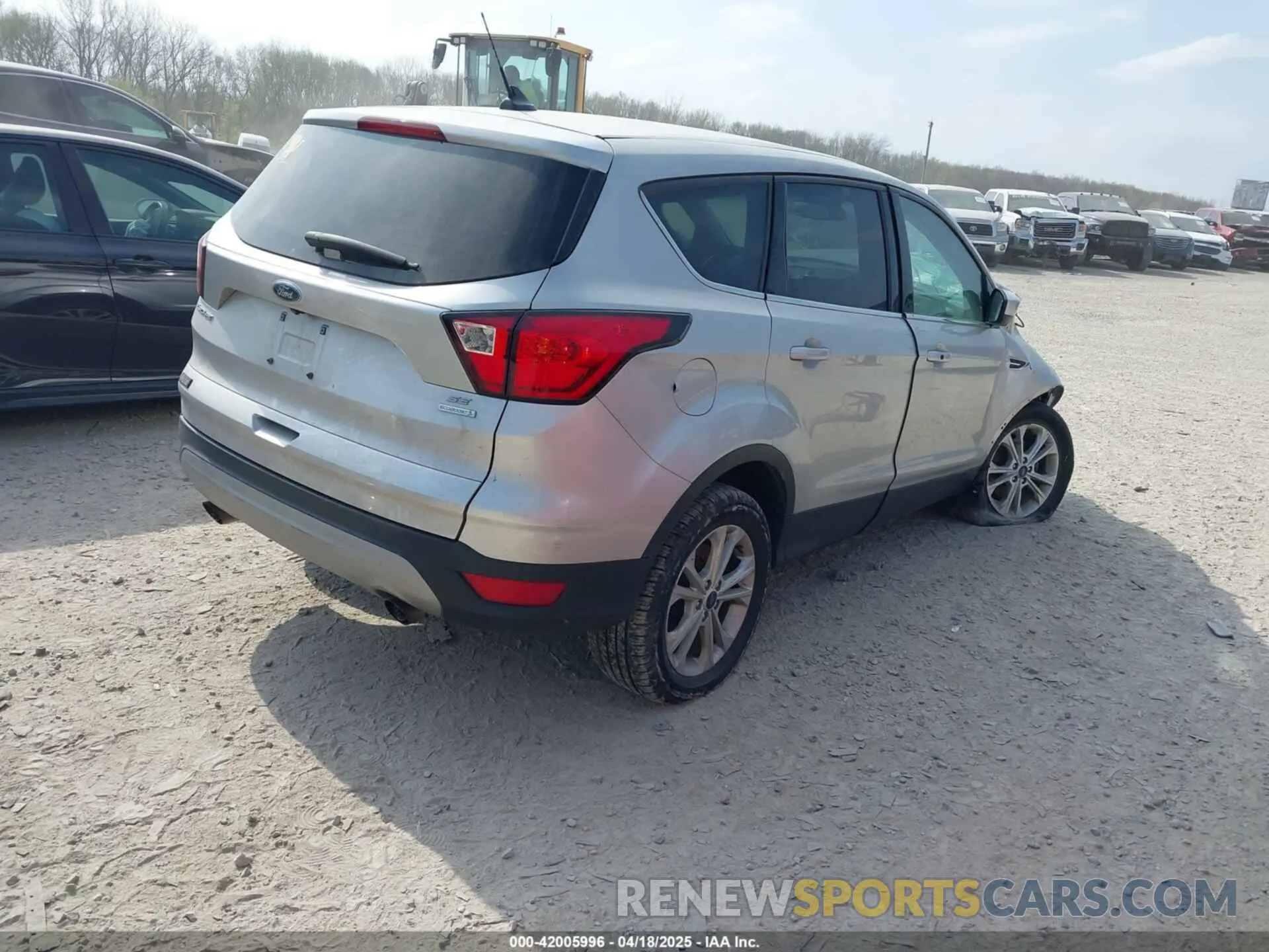4 fotografías del automóvil dañado 1FMCU0GD3KUB11627 FORD ESCAPE 2019