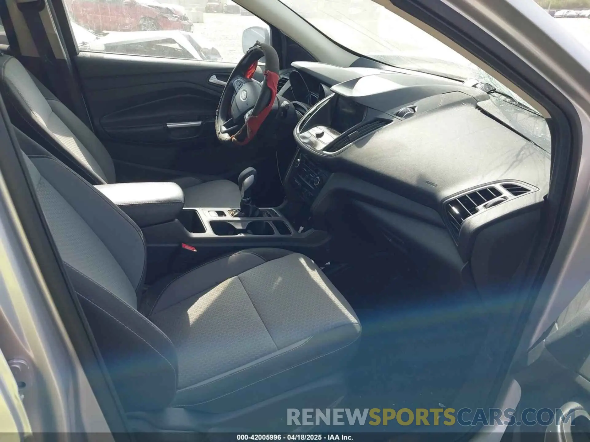 5 fotografías del automóvil dañado 1FMCU0GD3KUB11627 FORD ESCAPE 2019