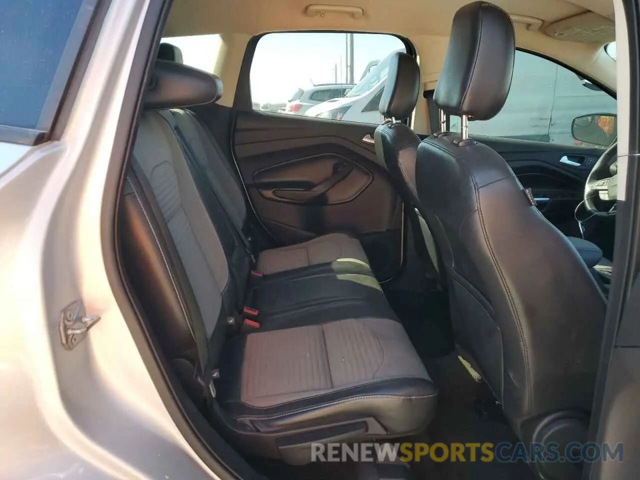 12 fotografías del automóvil dañado 1FMCU0GD4KUA07325 FORD ESCAPE 2019